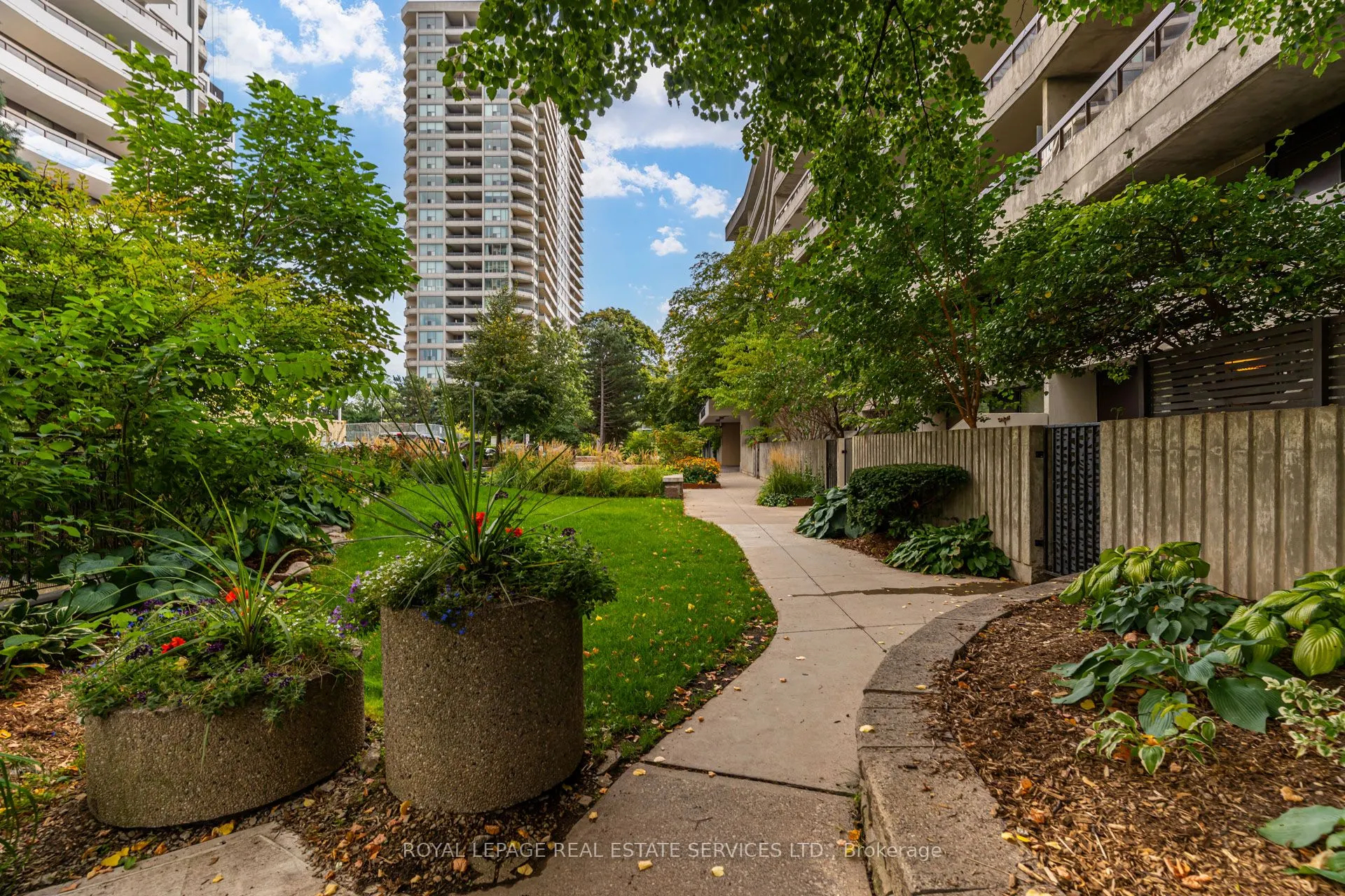80 Quebec Avenue, #704