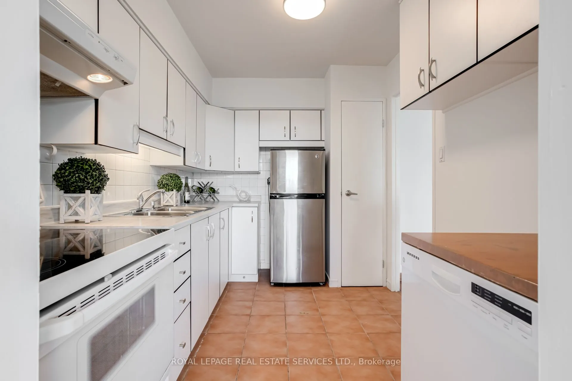80 Quebec Avenue, #704