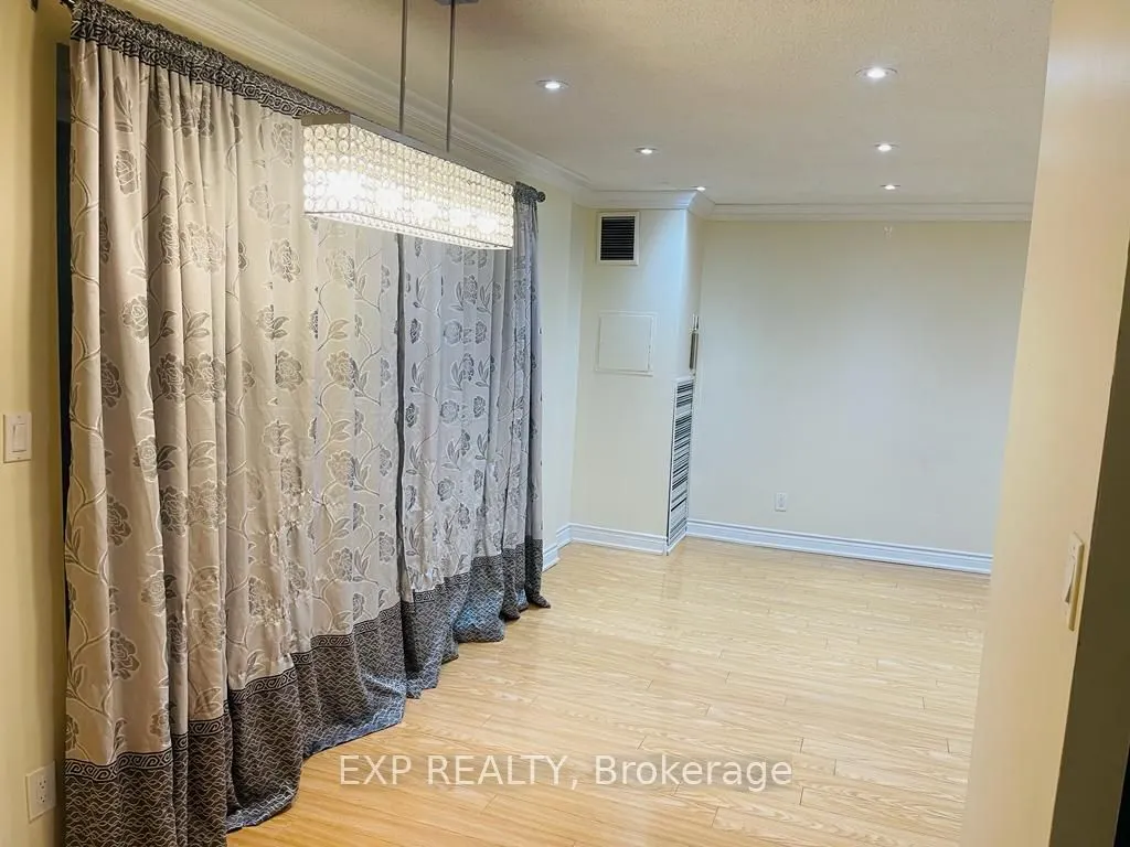 3025 The Credit Woodlands Road, #330
