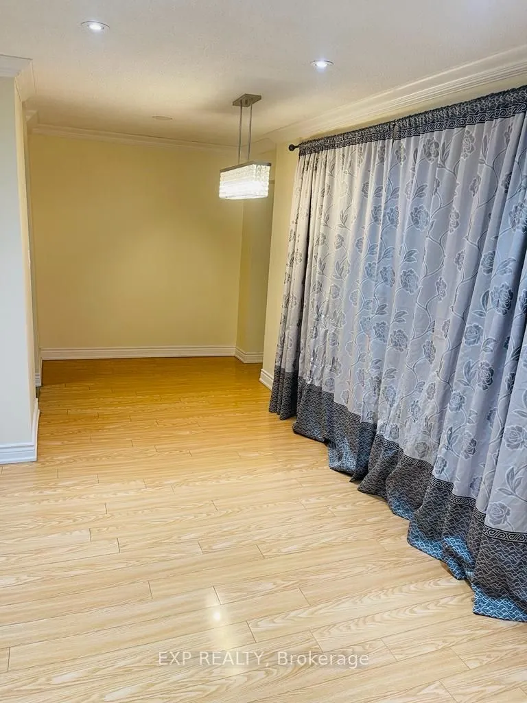 3025 The Credit Woodlands Road, #330