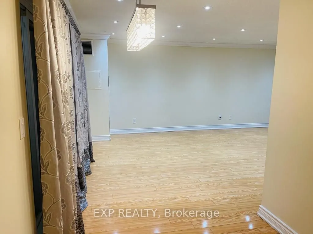 3025 The Credit Woodlands Road, #330