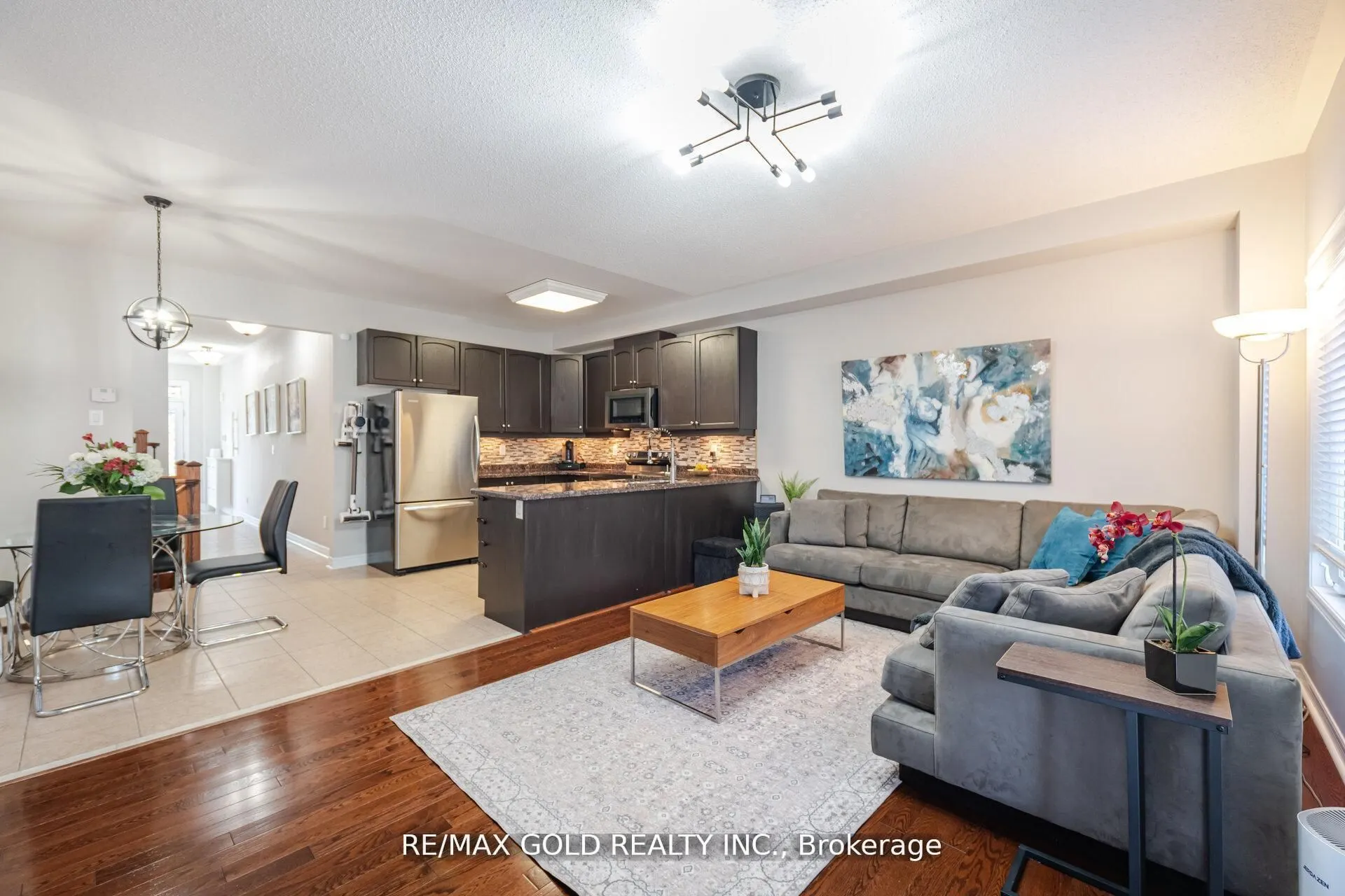 28 Versailles Crescent