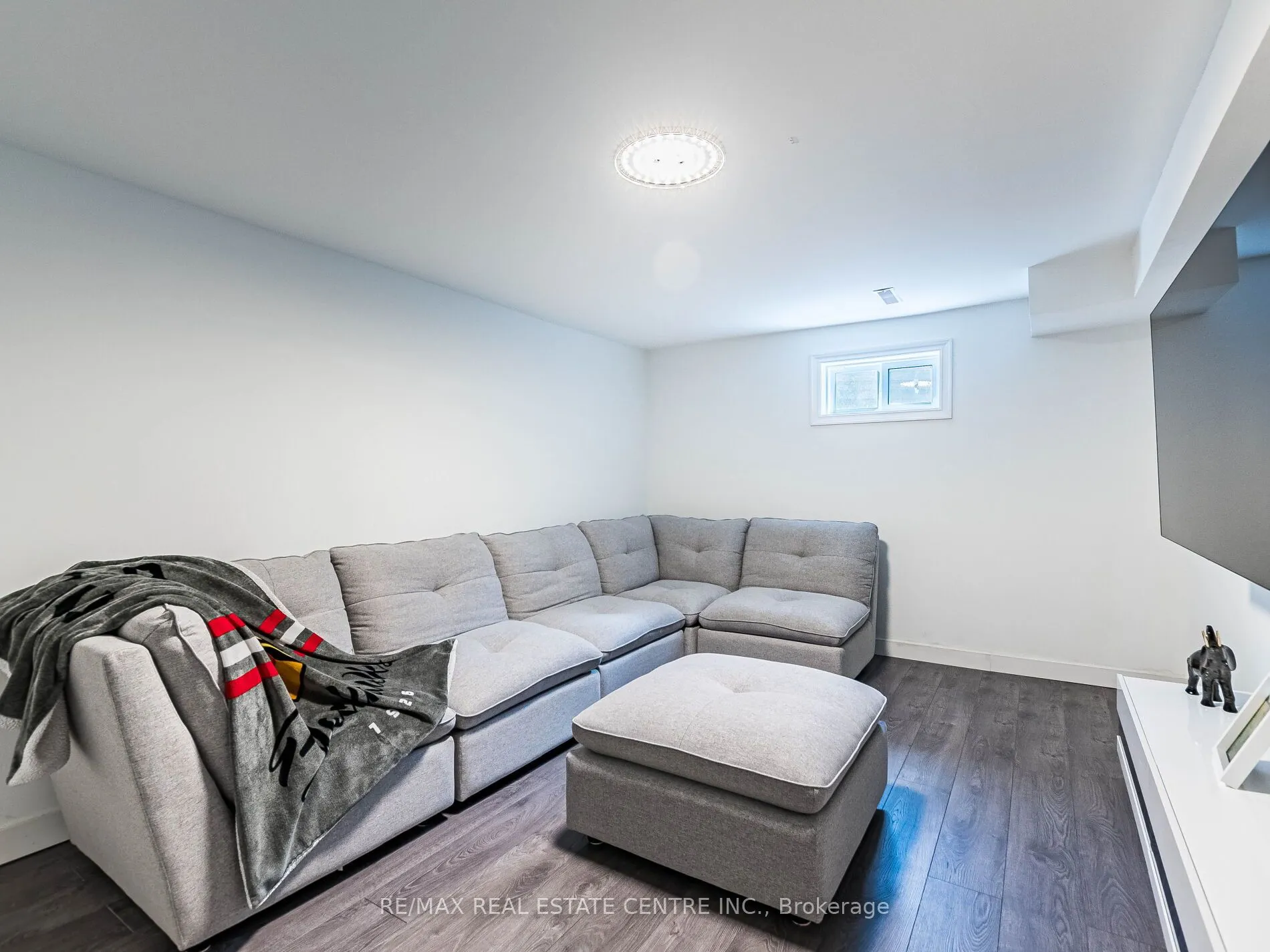 52 MOZART Crescent