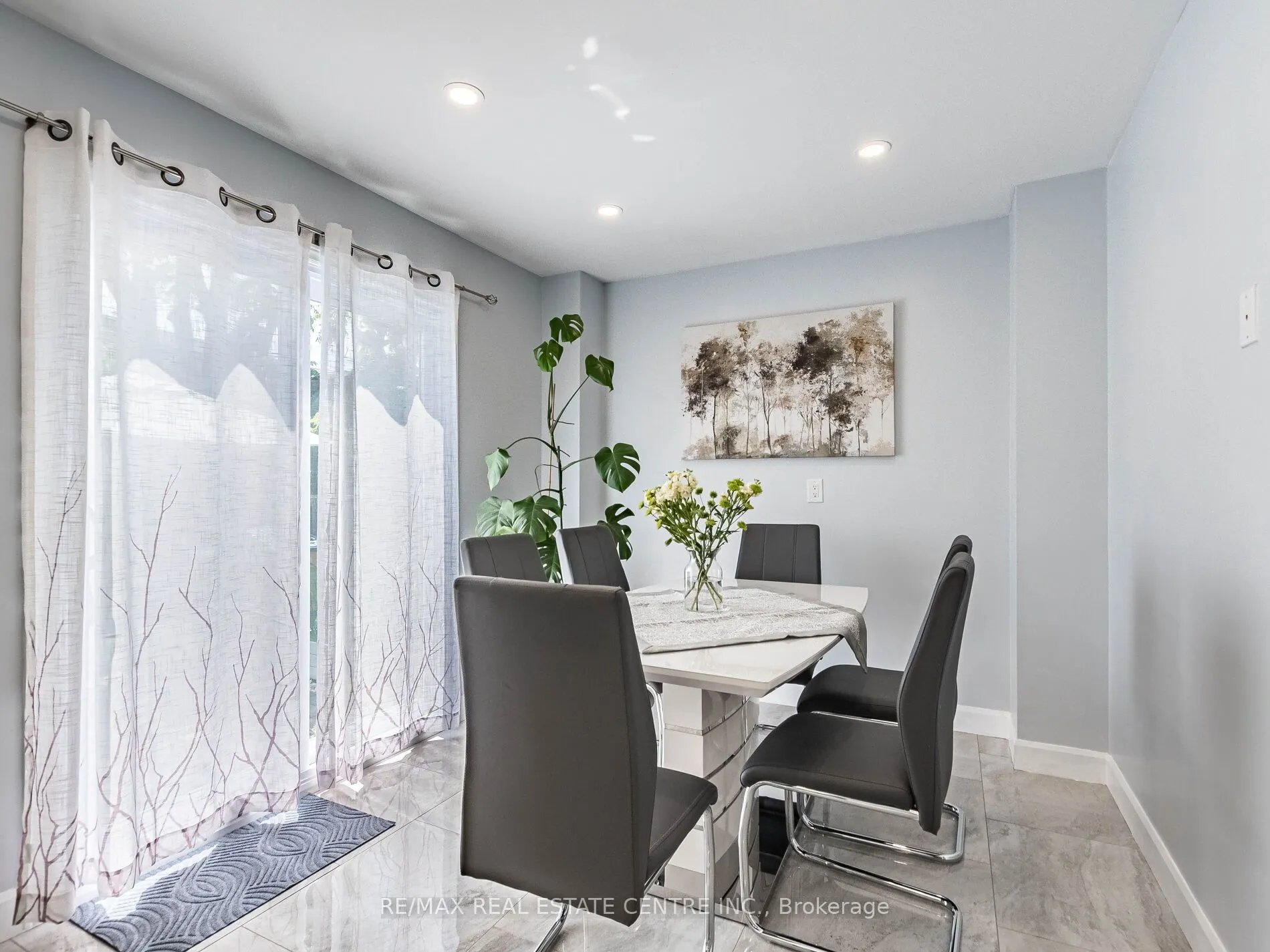 52 MOZART Crescent