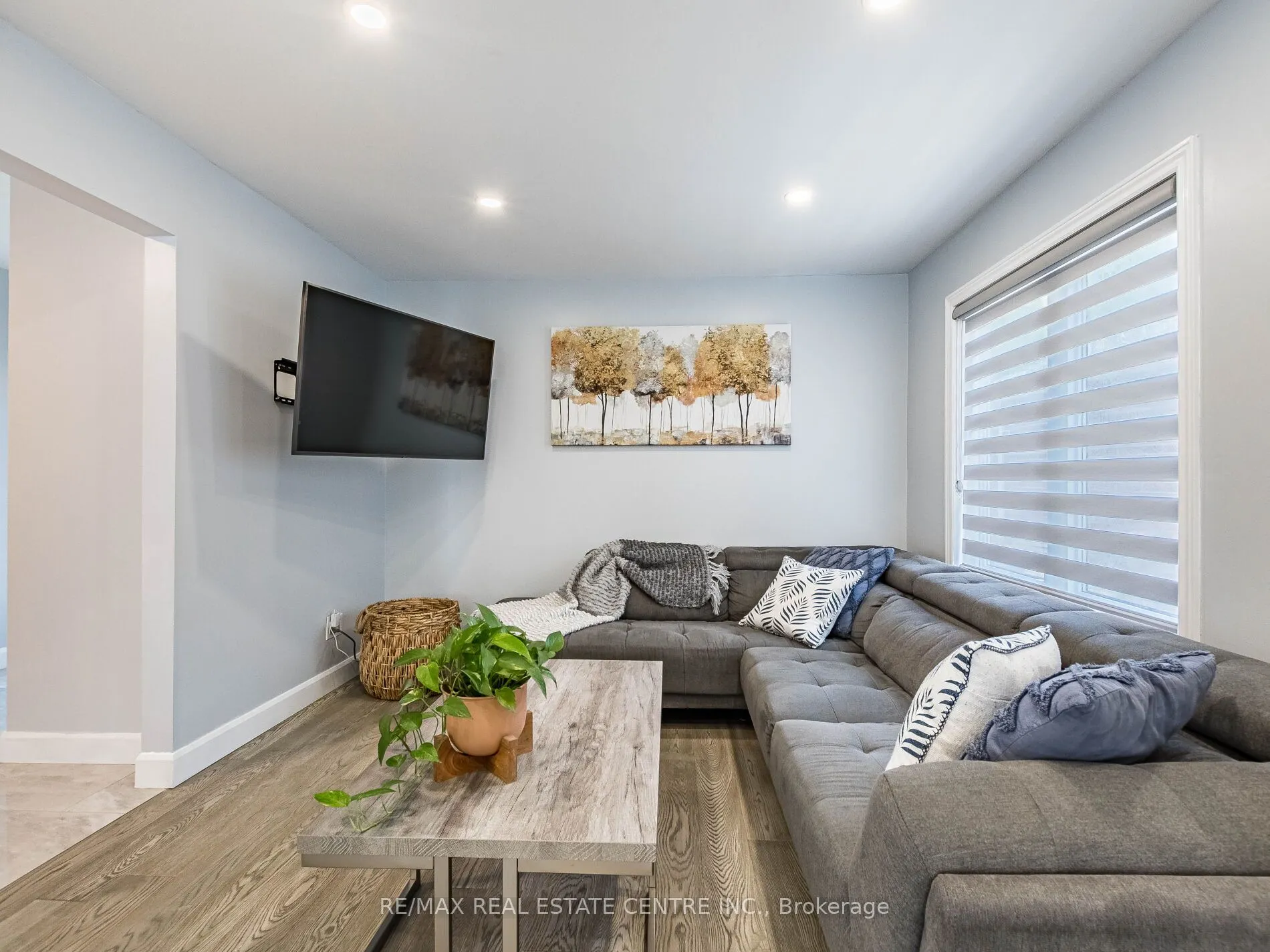 52 MOZART Crescent