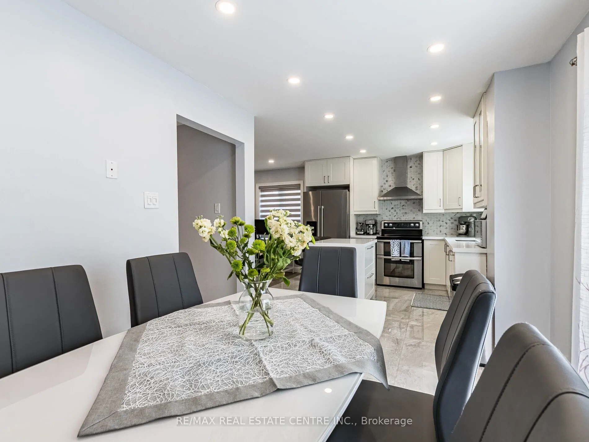 52 MOZART Crescent