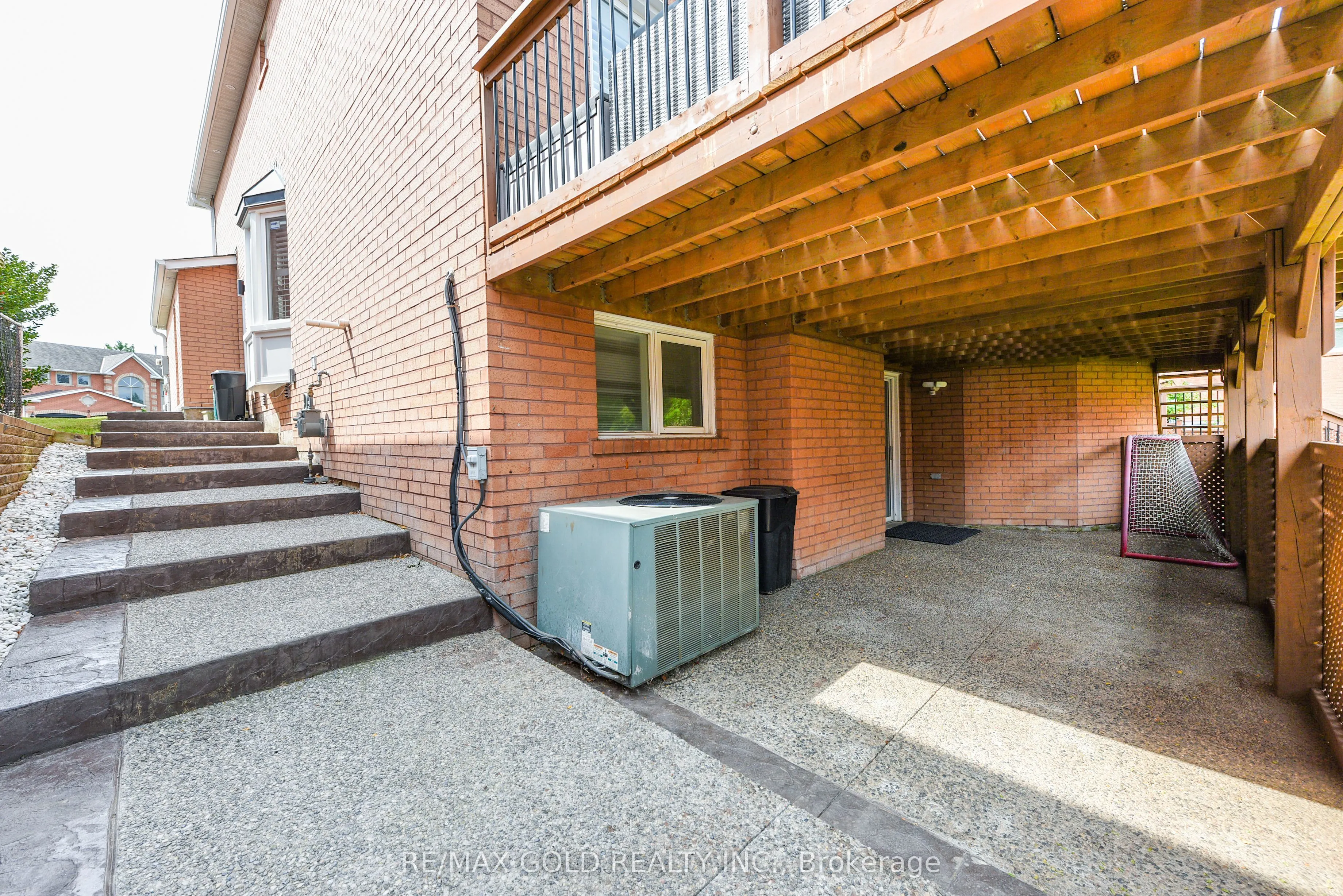 4 Gollop Crescent