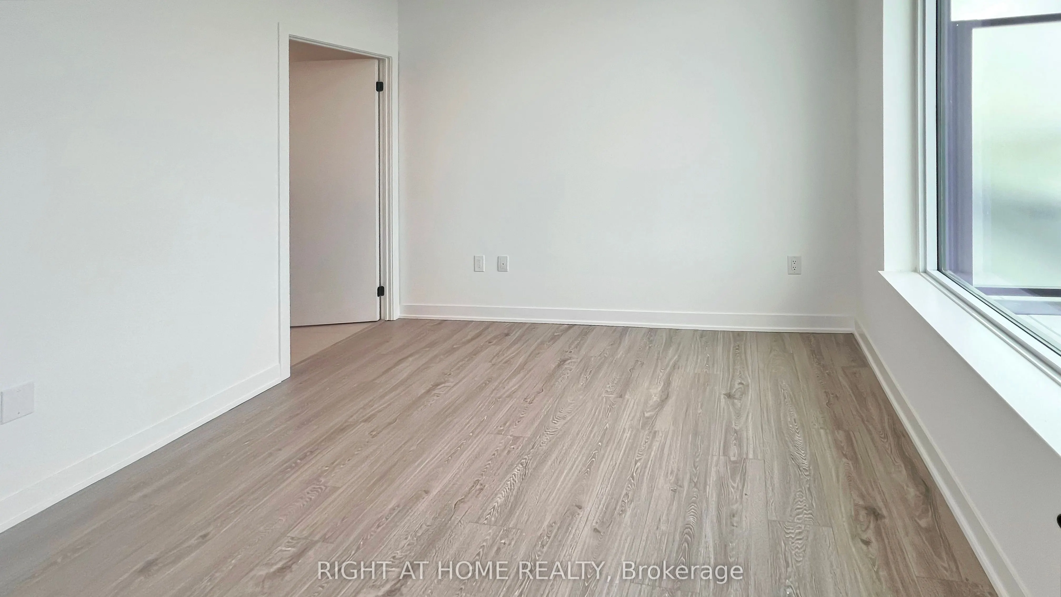 2495 Eglinton Avenue W, #809
