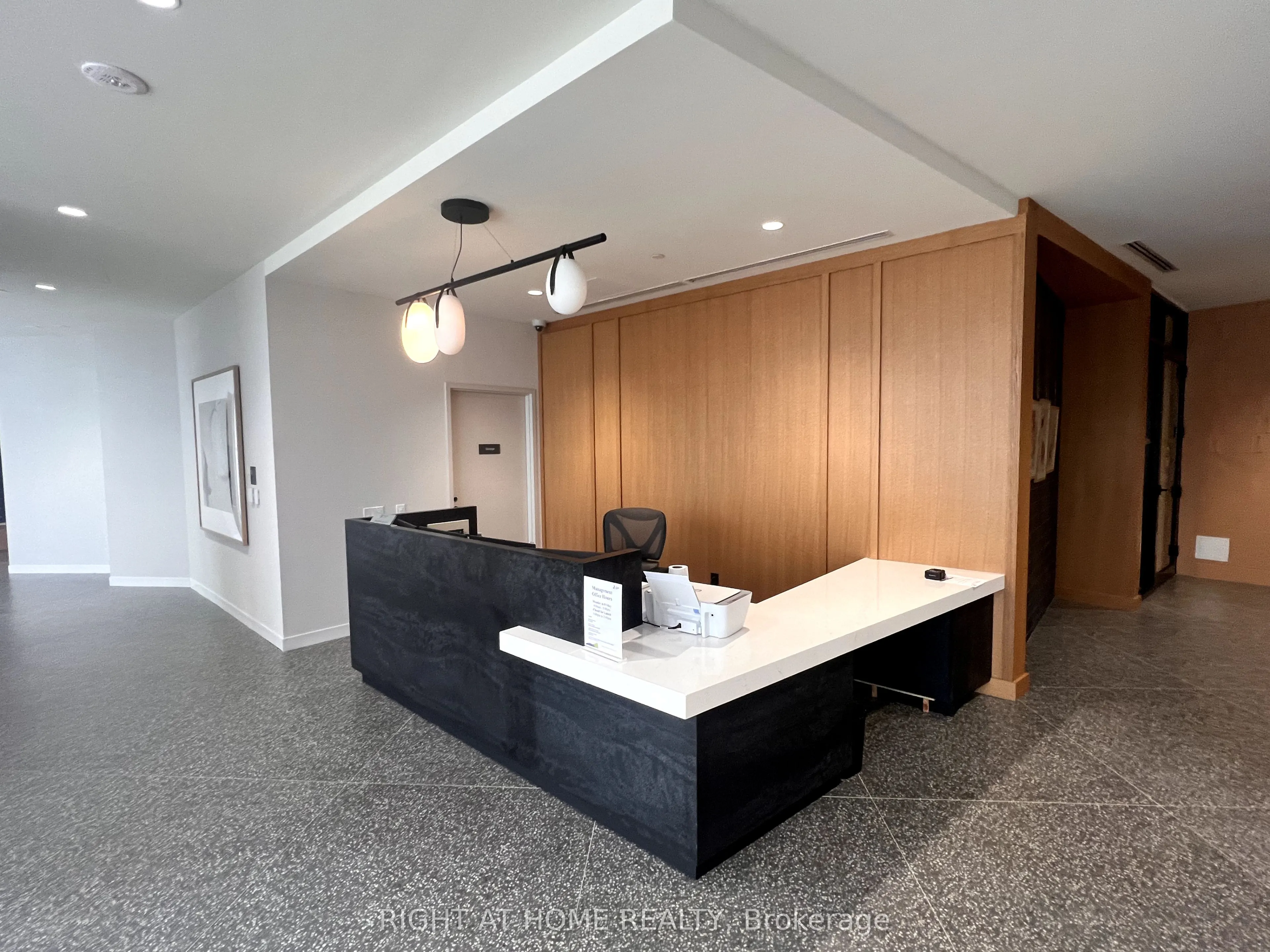2495 Eglinton Avenue W, #809