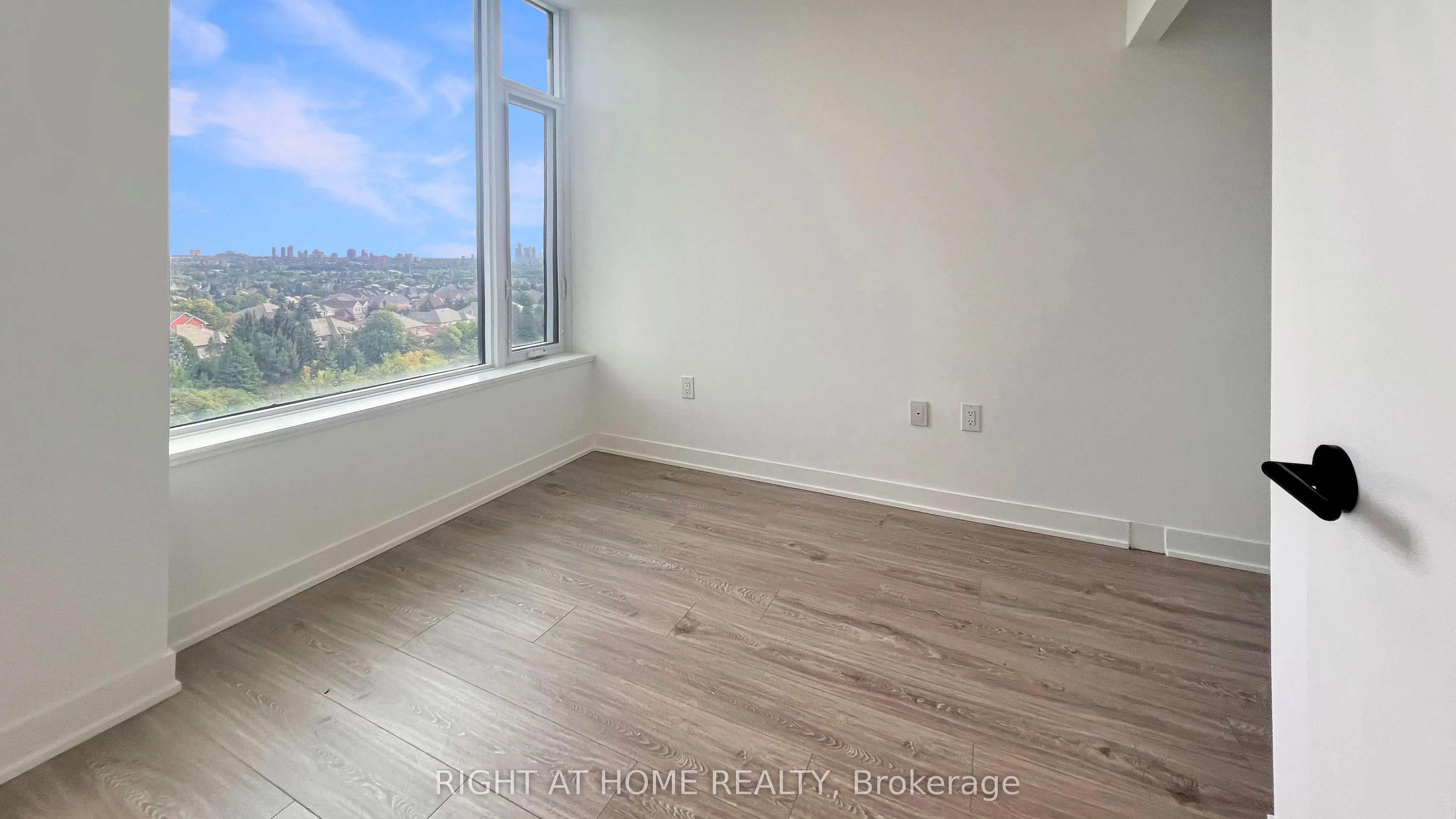 2495 Eglinton Avenue W, #809