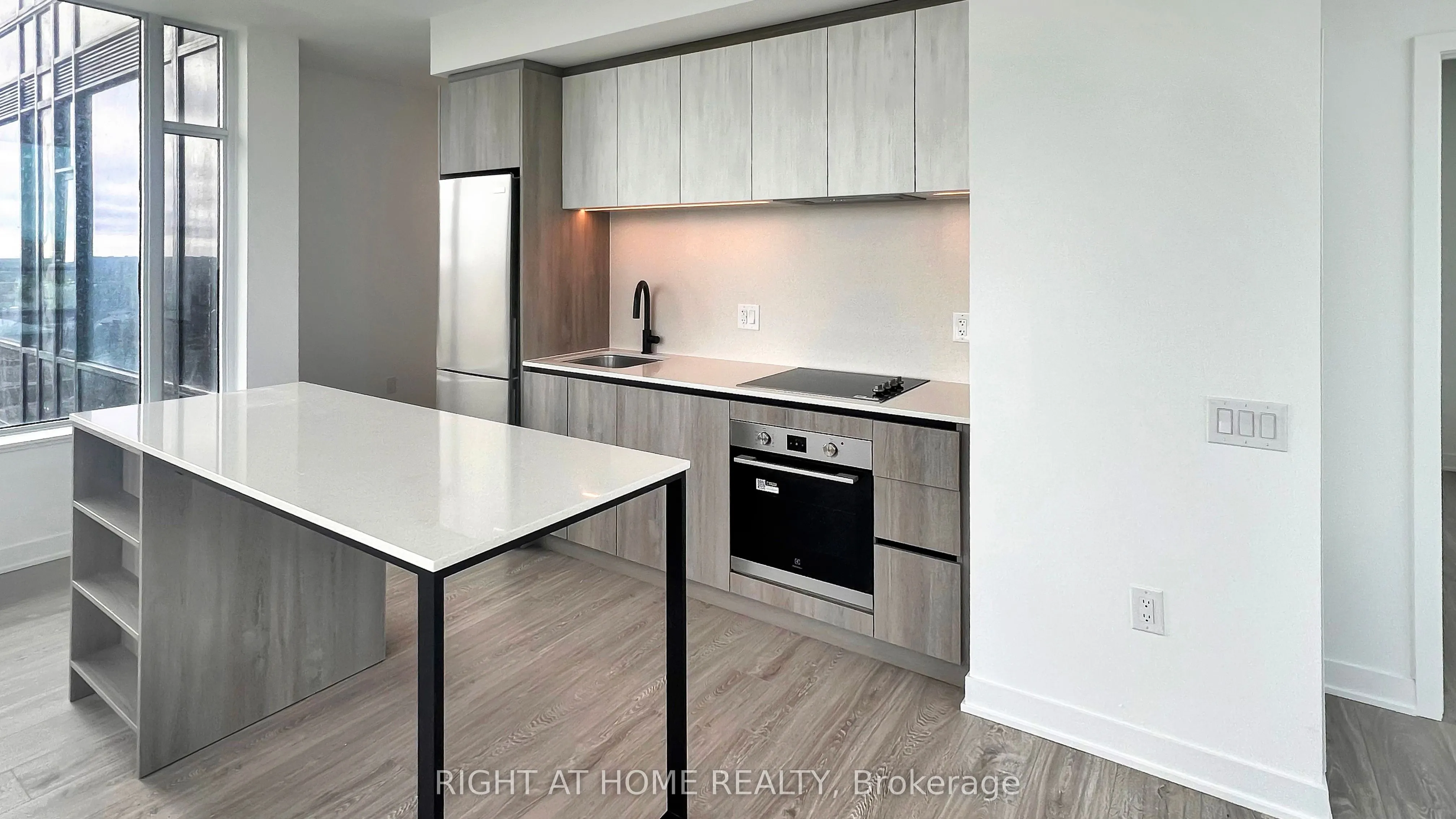 2495 Eglinton Avenue W, #809