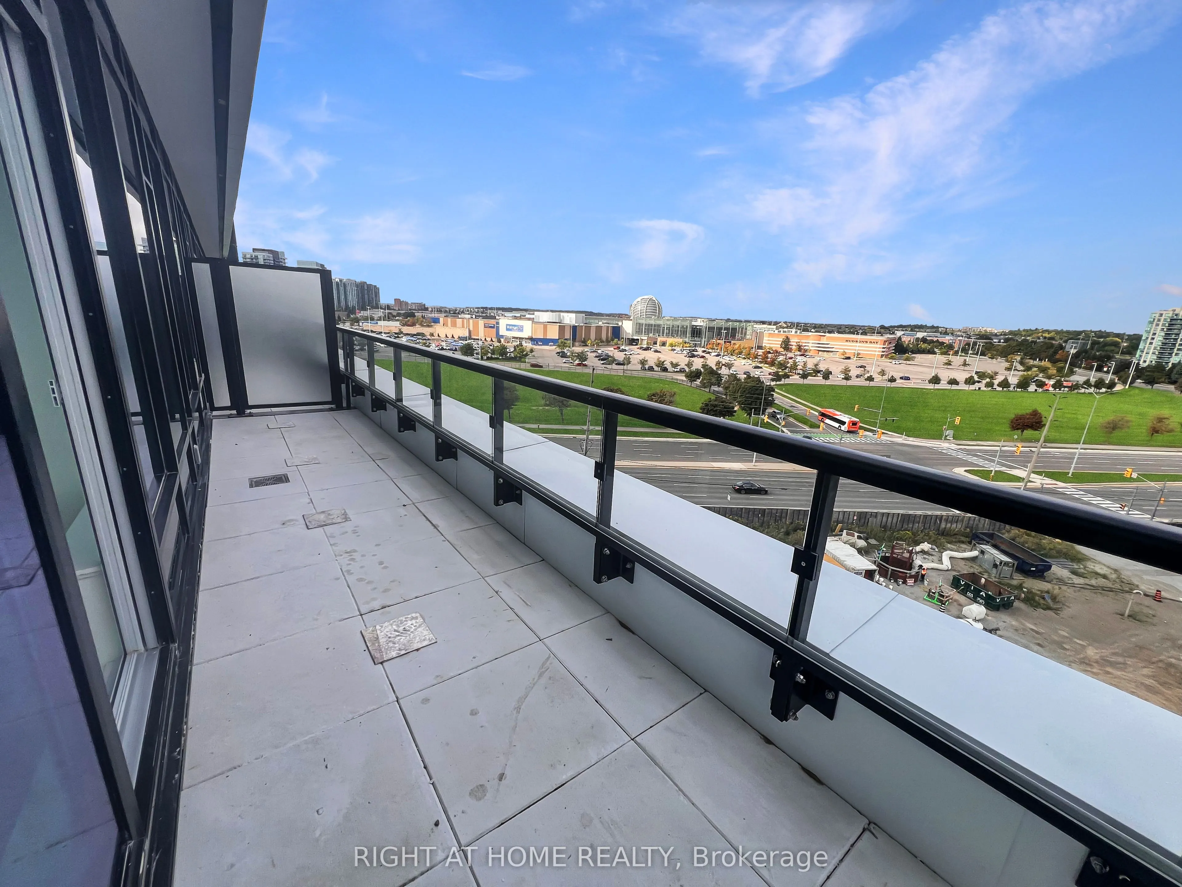 2495 Eglinton Avenue W, #809