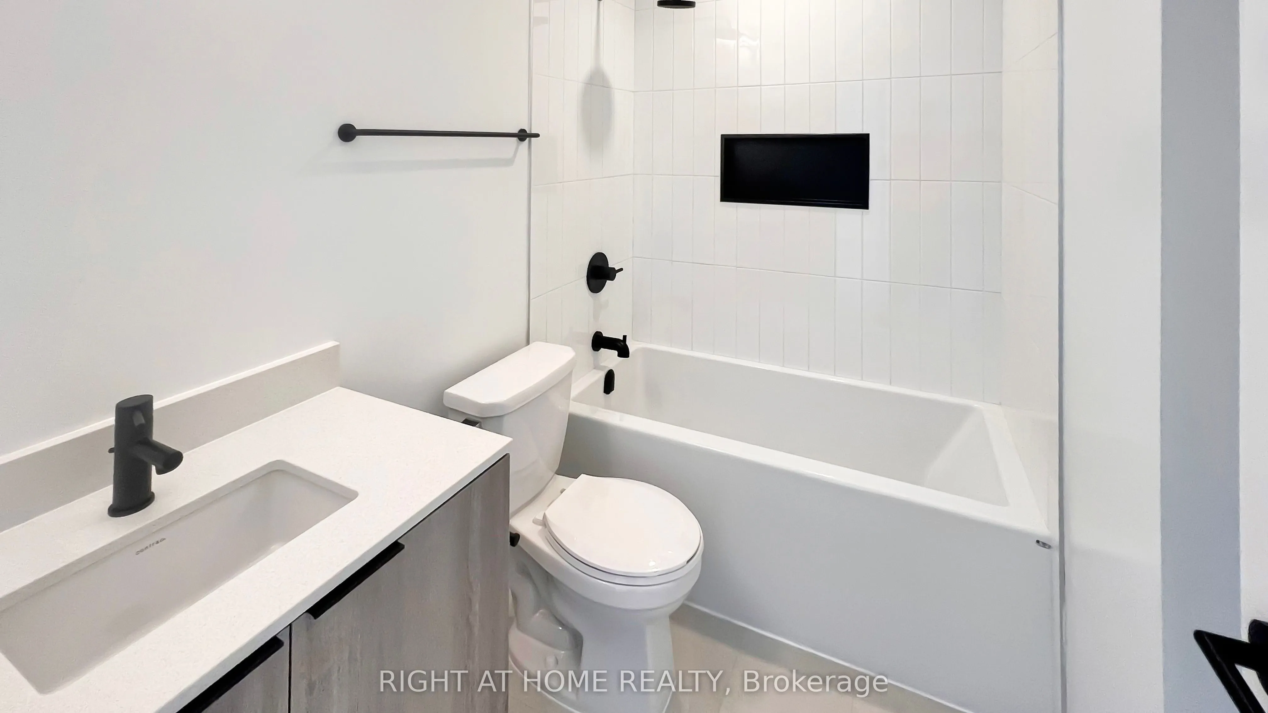2495 Eglinton Avenue W, #809