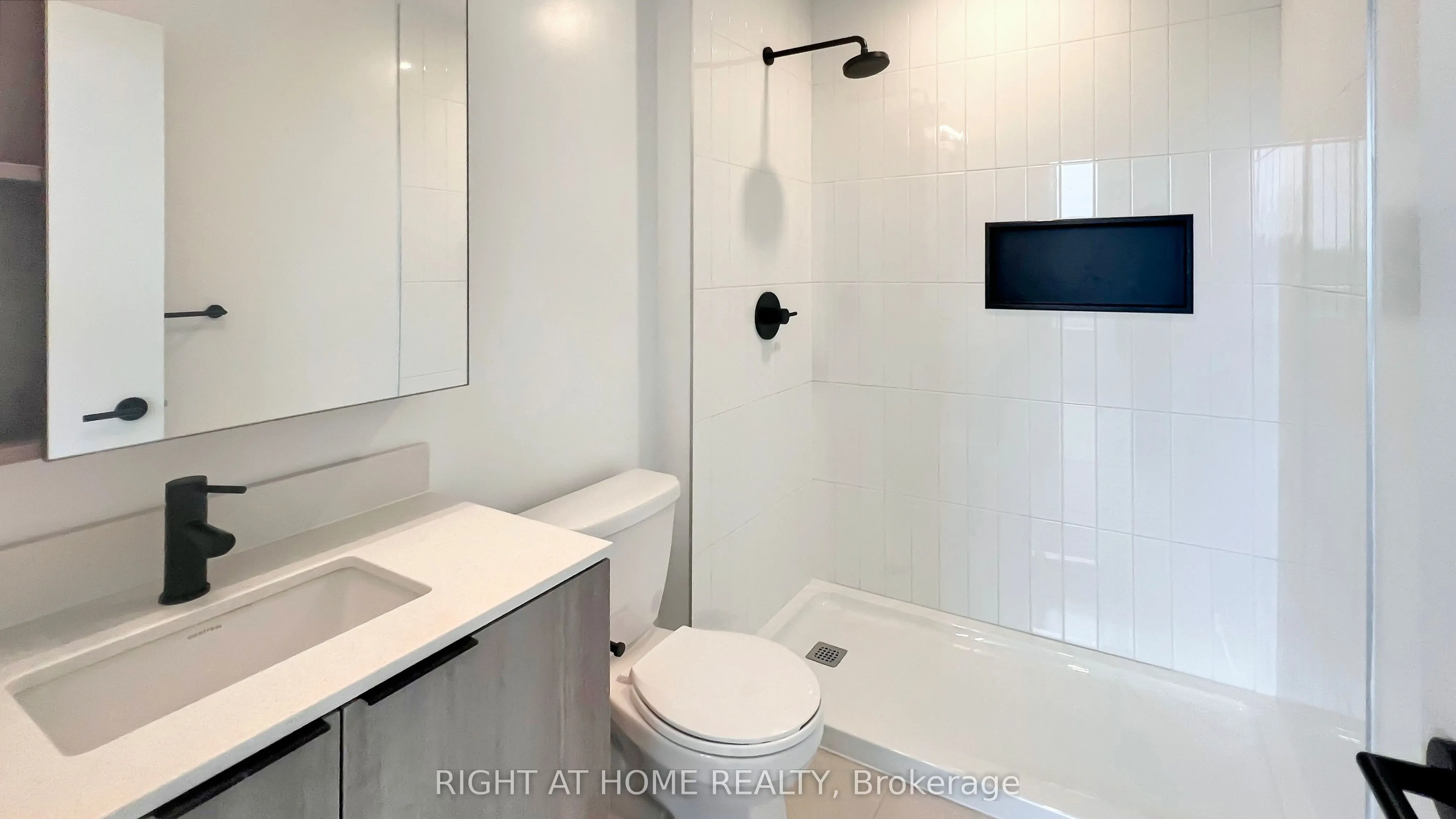 2495 Eglinton Avenue W, #809