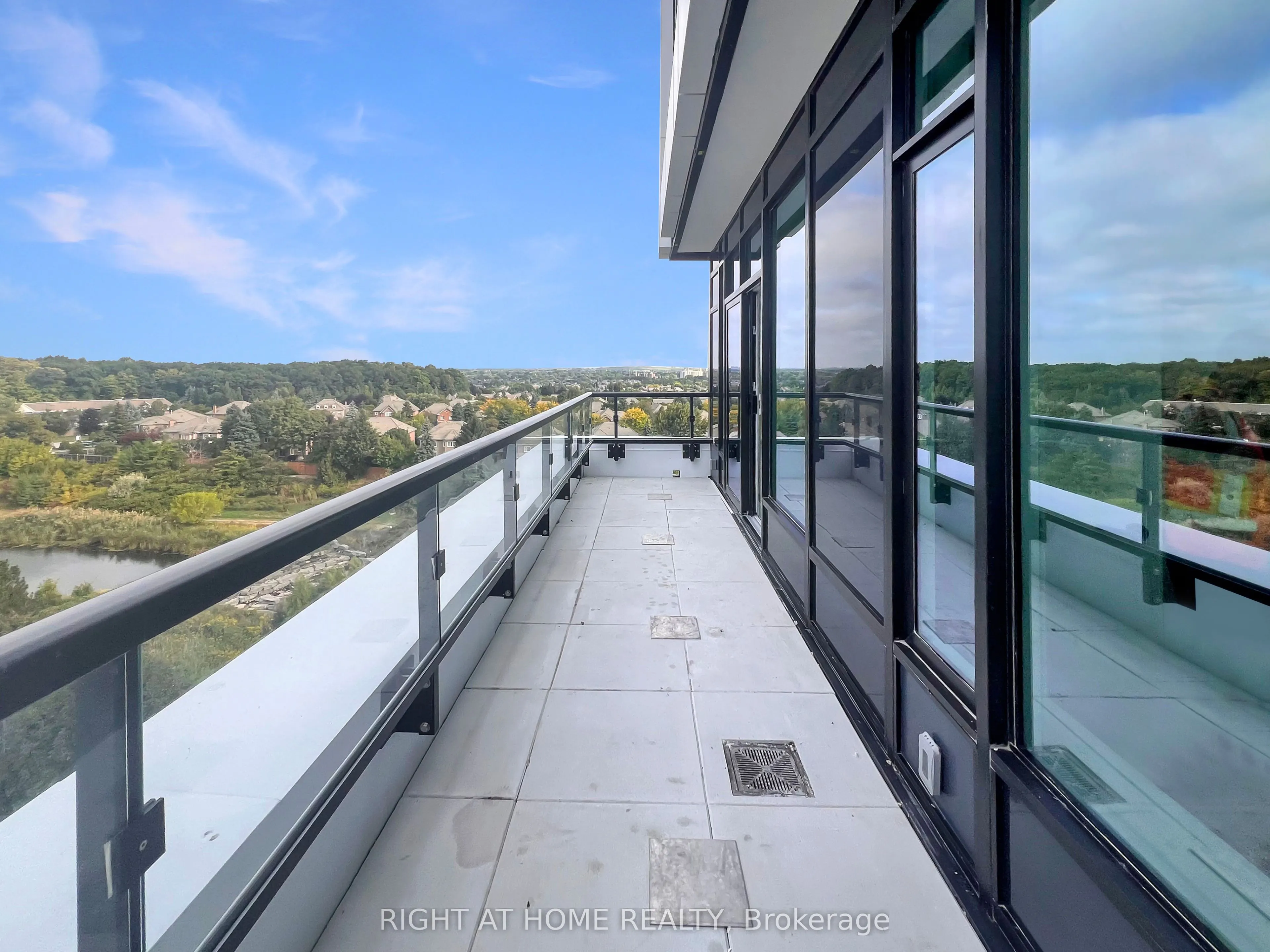 2495 Eglinton Avenue W, #809