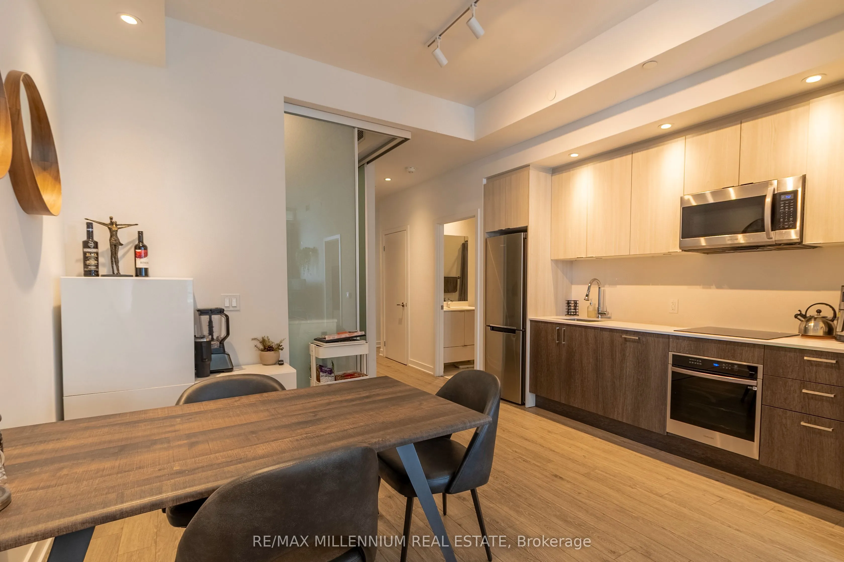 1928 Lakeshore Boulevard W