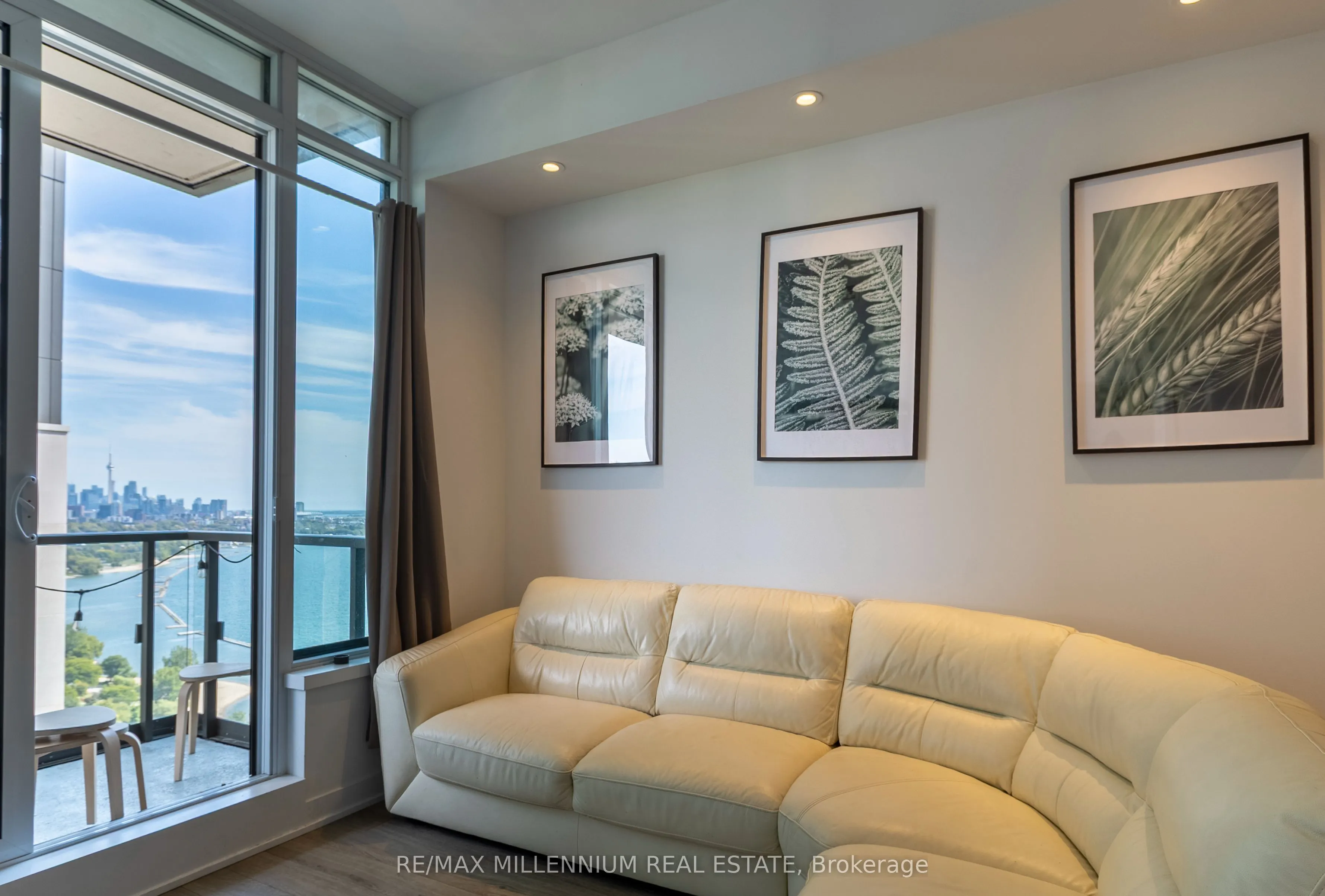 1928 Lakeshore Boulevard W