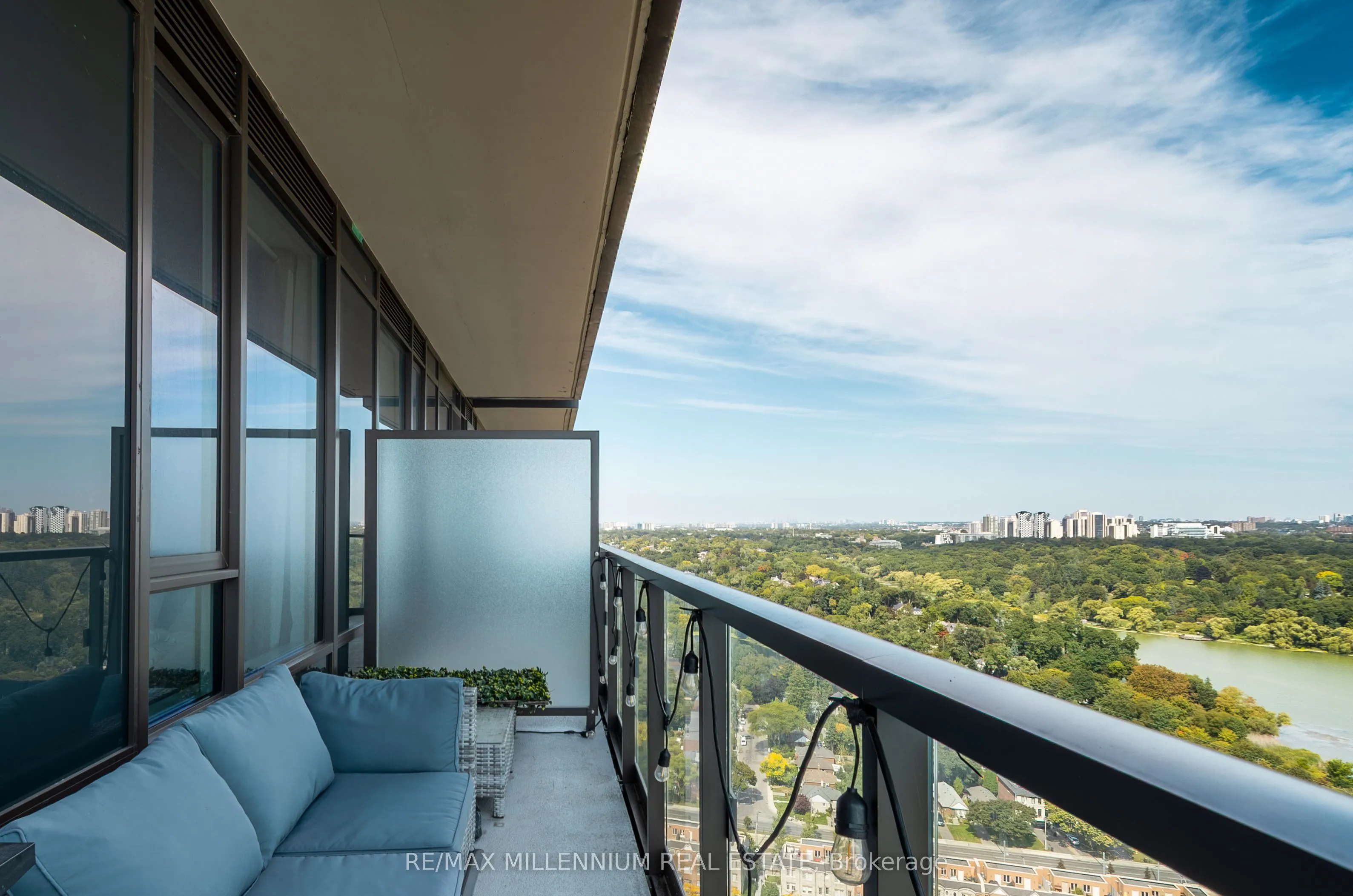 1928 Lakeshore Boulevard W
