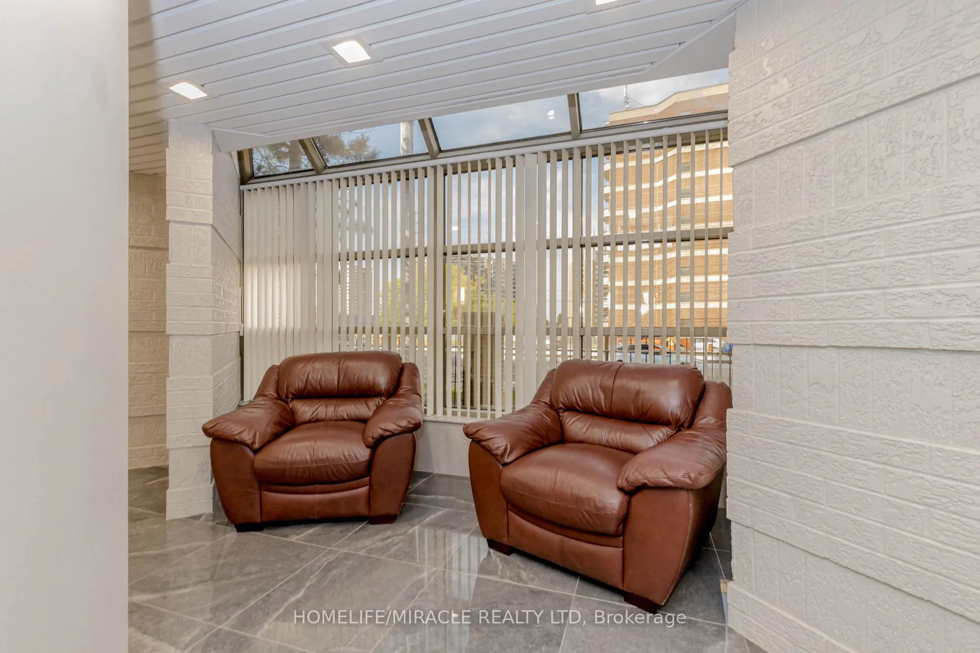 25 Fairview Road W, #208
