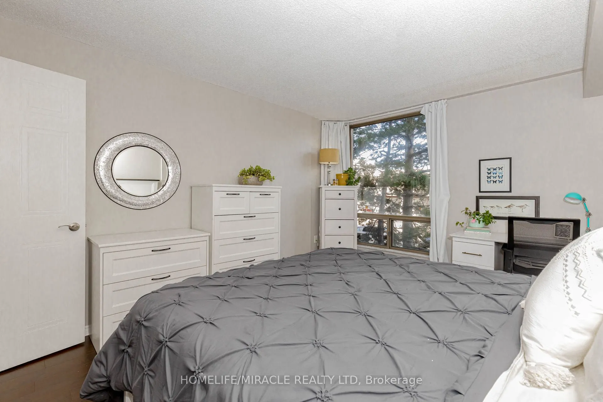 25 Fairview Road W, #208