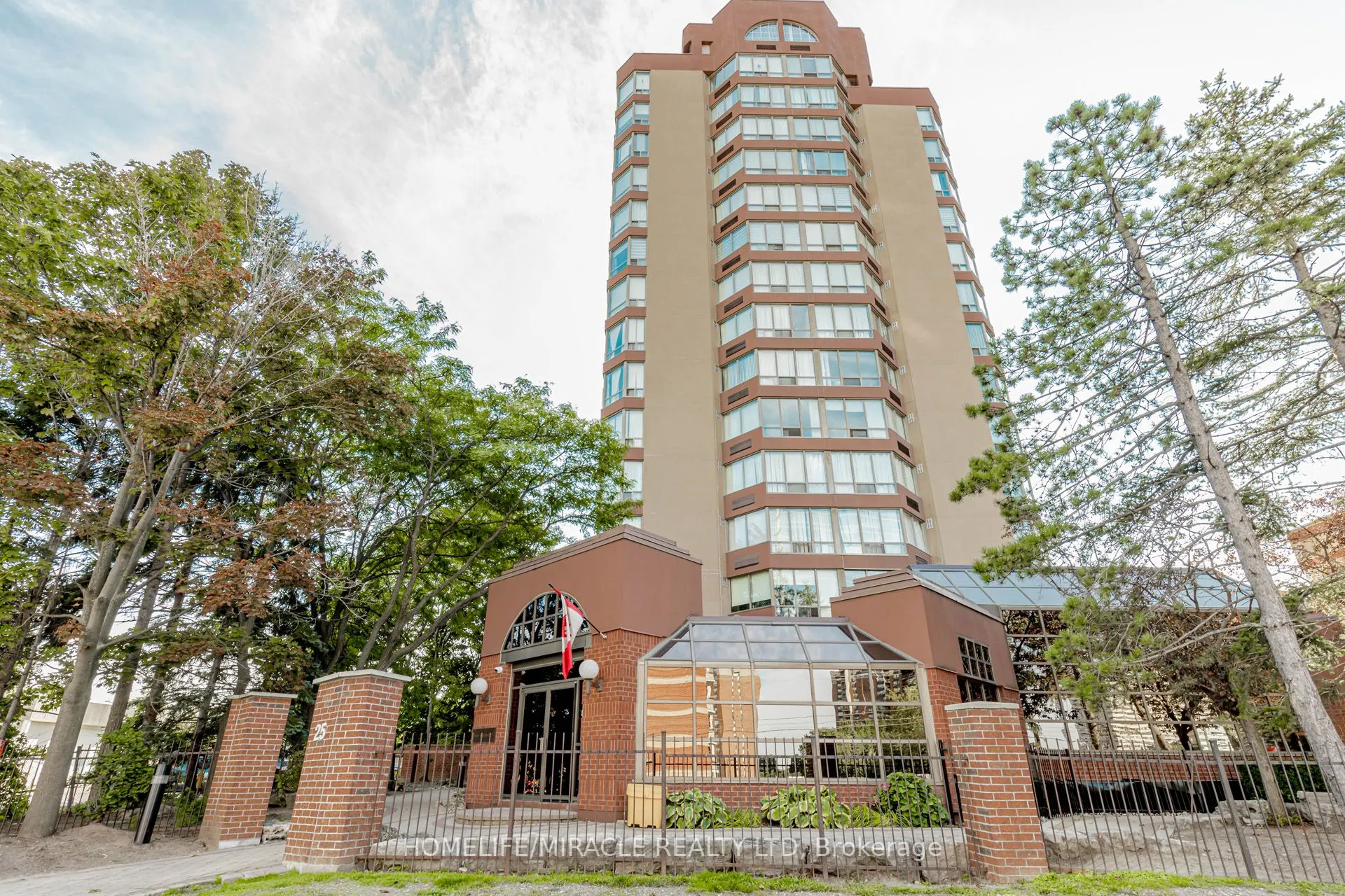 25 Fairview Road W, #208