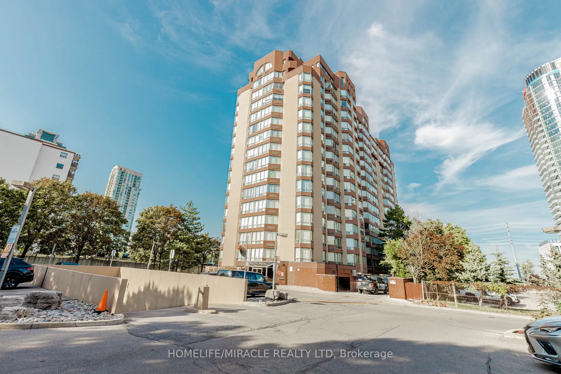 25 Fairview Road W, #208