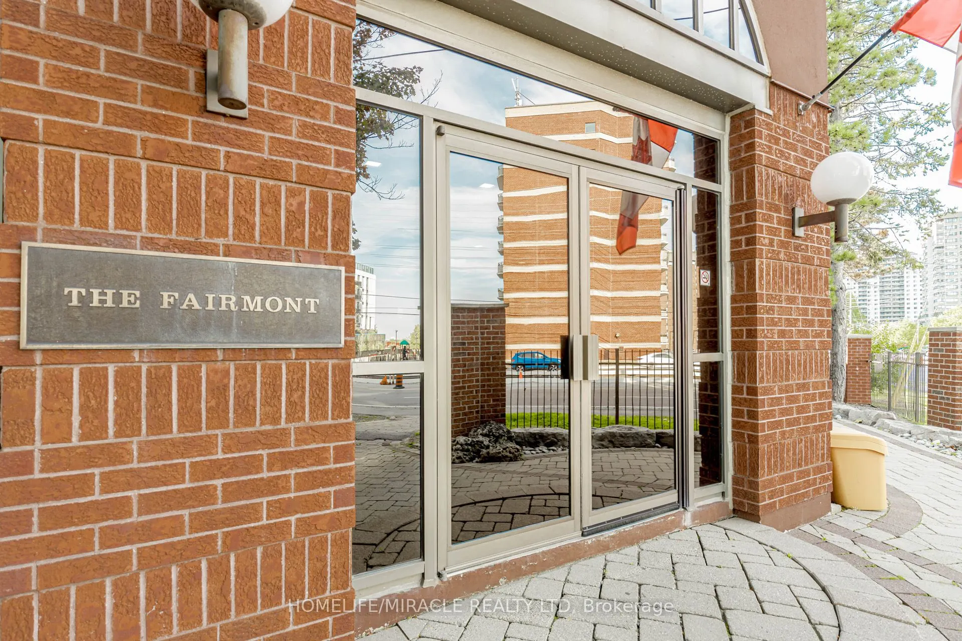25 Fairview Road W, #208