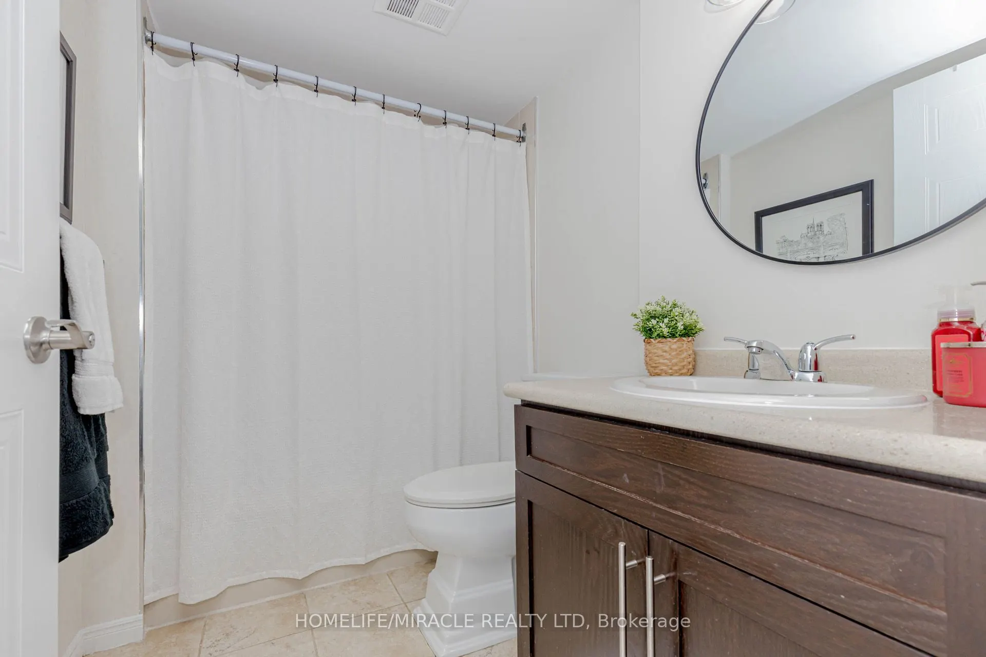 25 Fairview Road W, #208