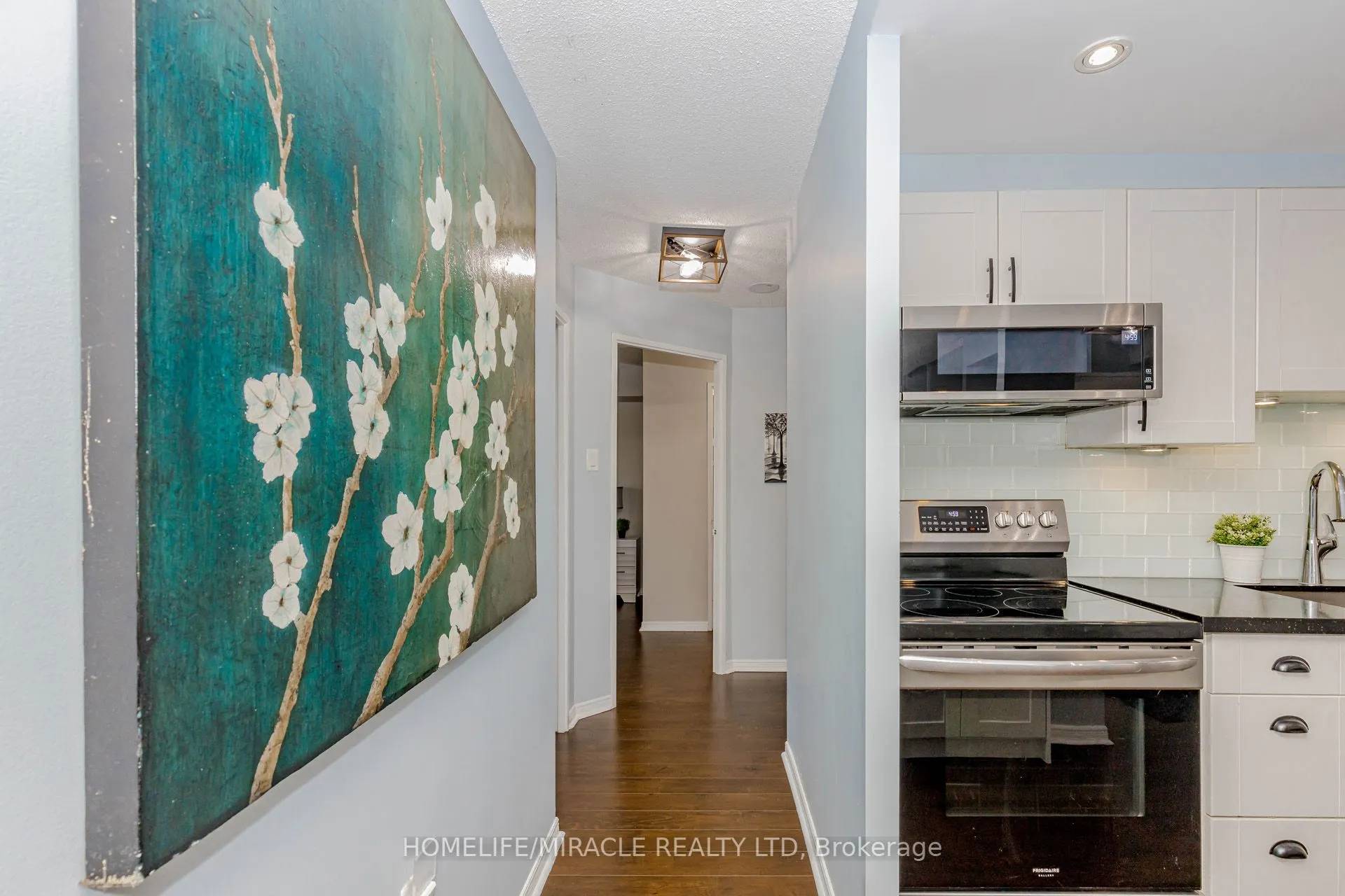 25 Fairview Road W, #208