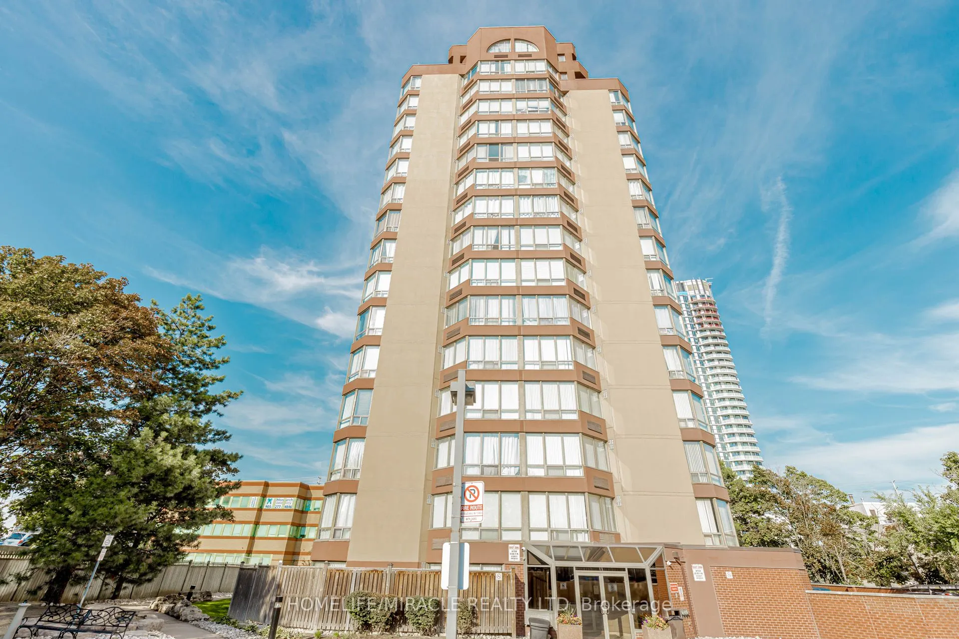 25 Fairview Road W, #208