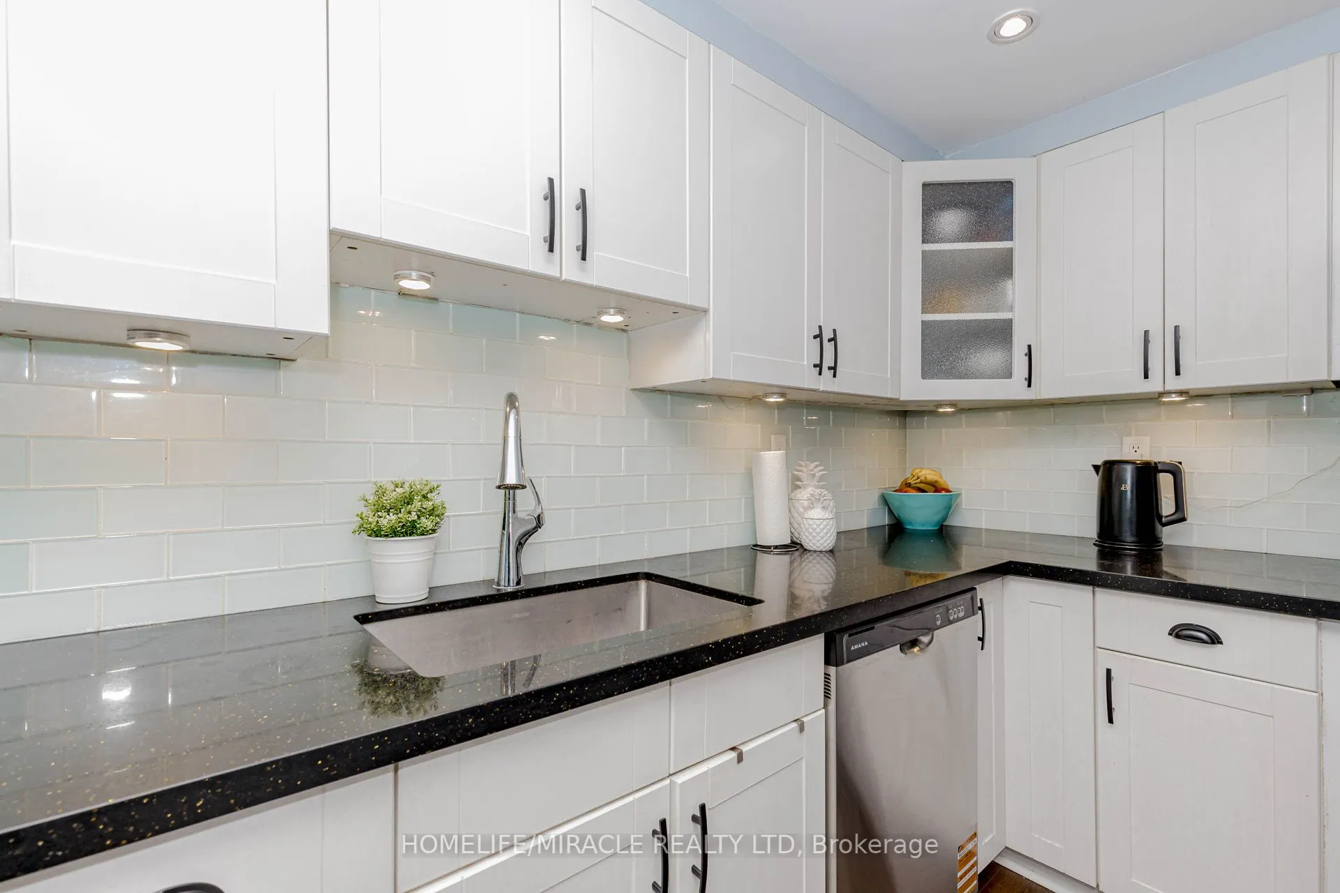 25 Fairview Road W, #208