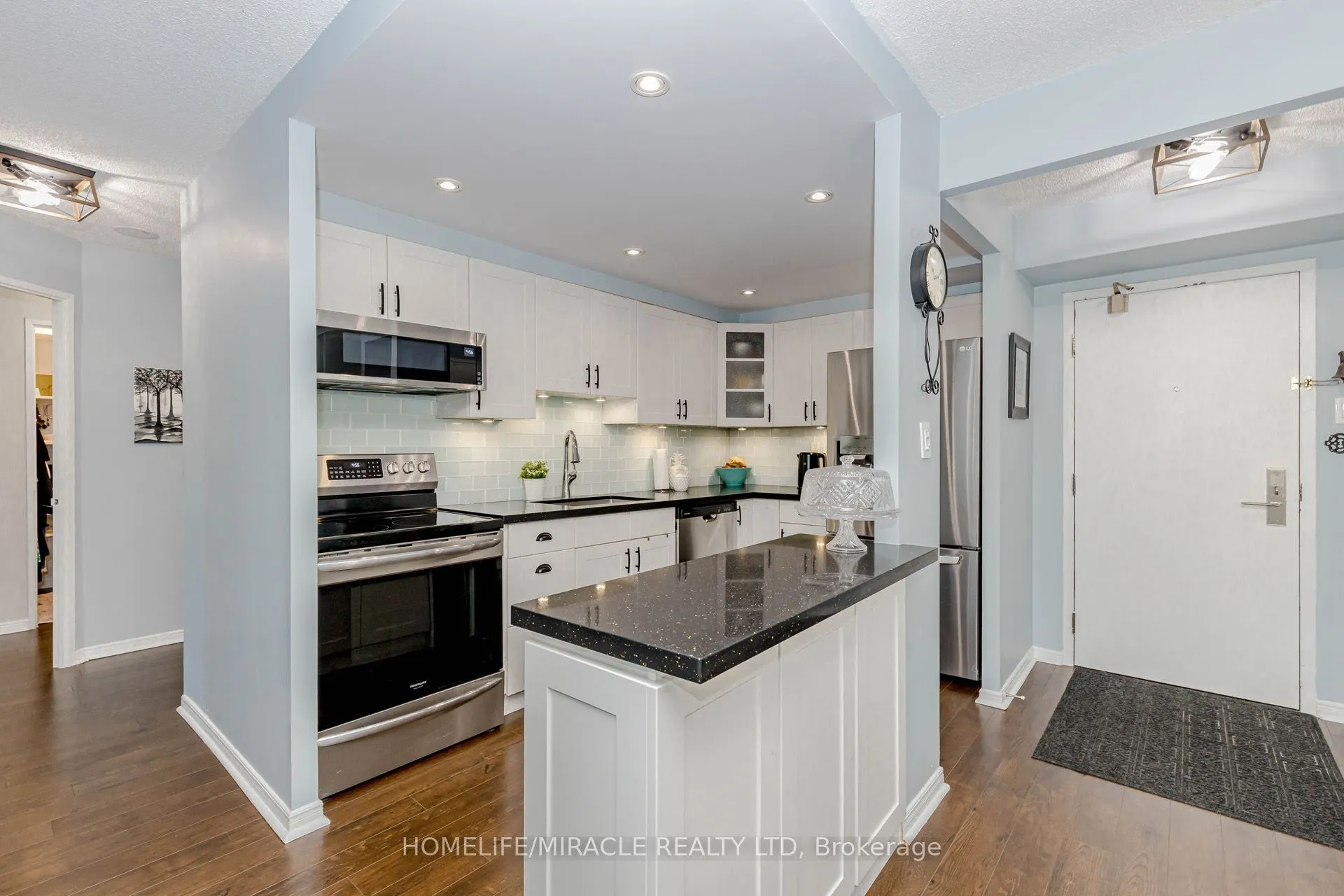 25 Fairview Road W, #208