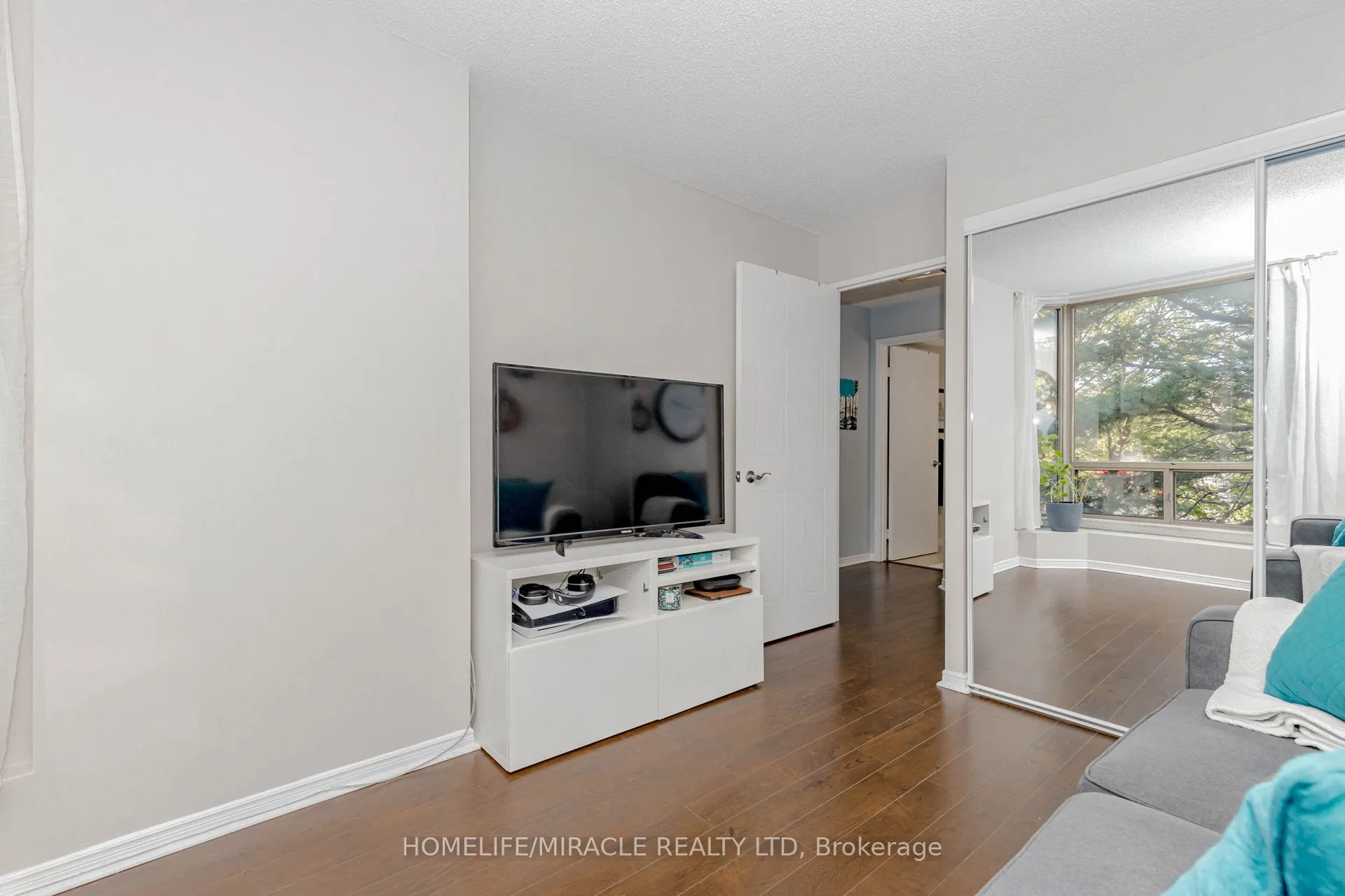 25 Fairview Road W, #208