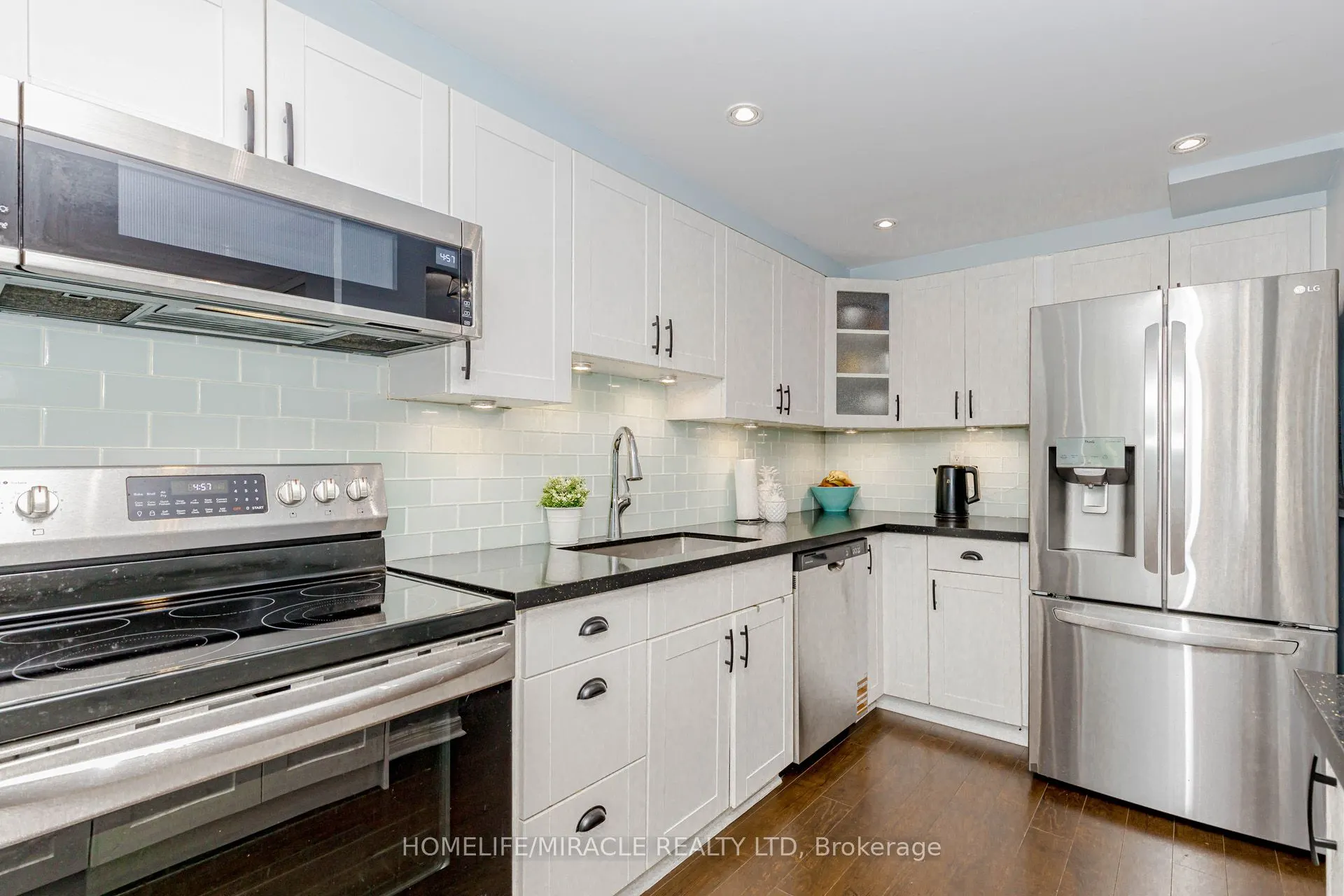 25 Fairview Road W, #208
