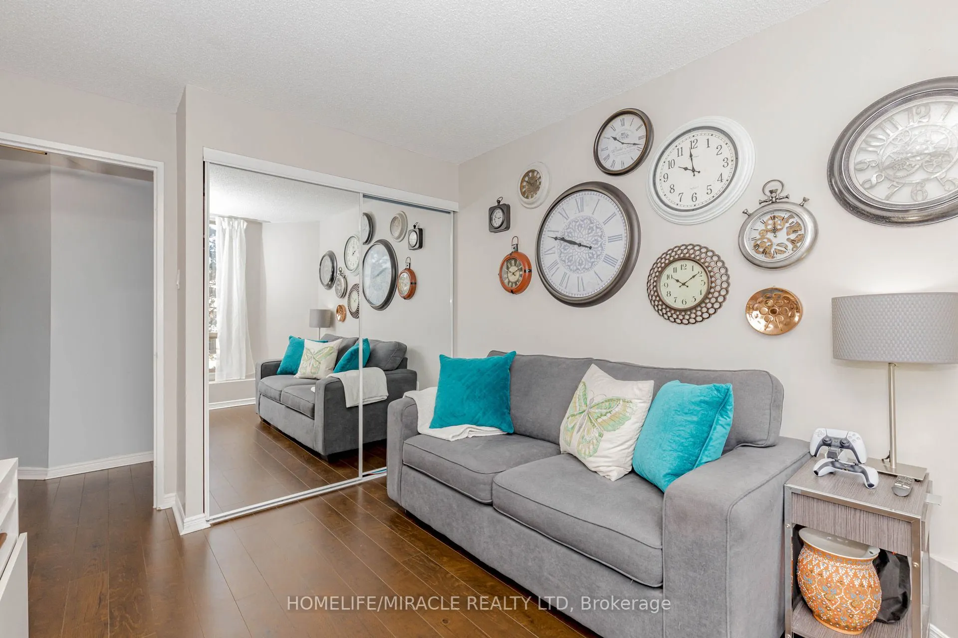 25 Fairview Road W, #208