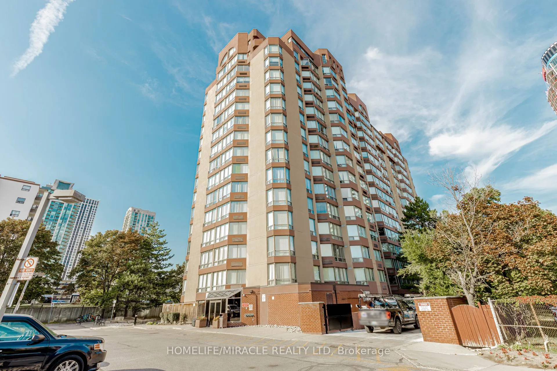 25 Fairview Road W, #208