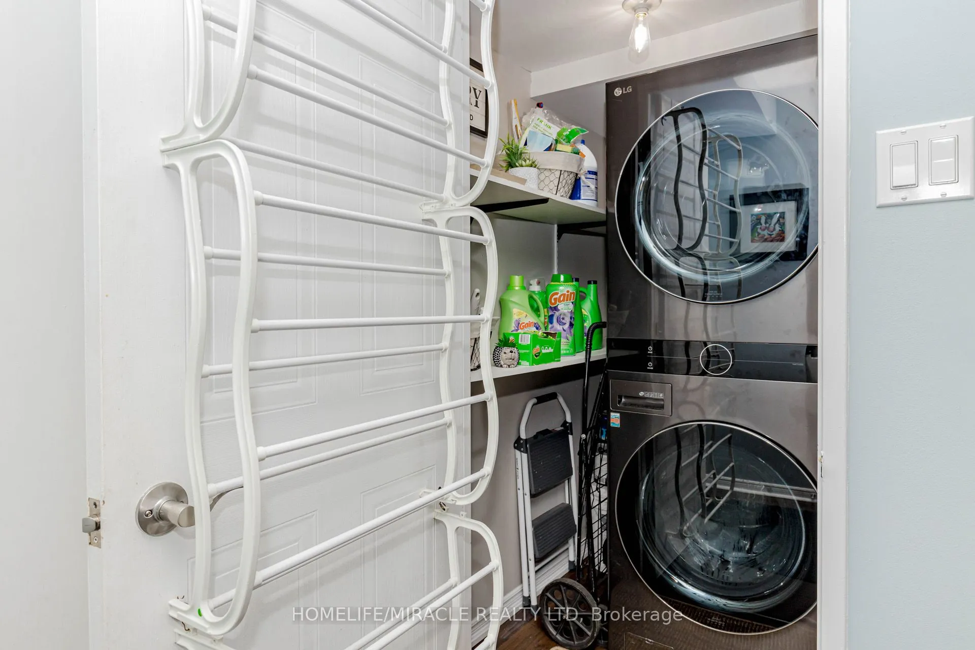 25 Fairview Road W, #208