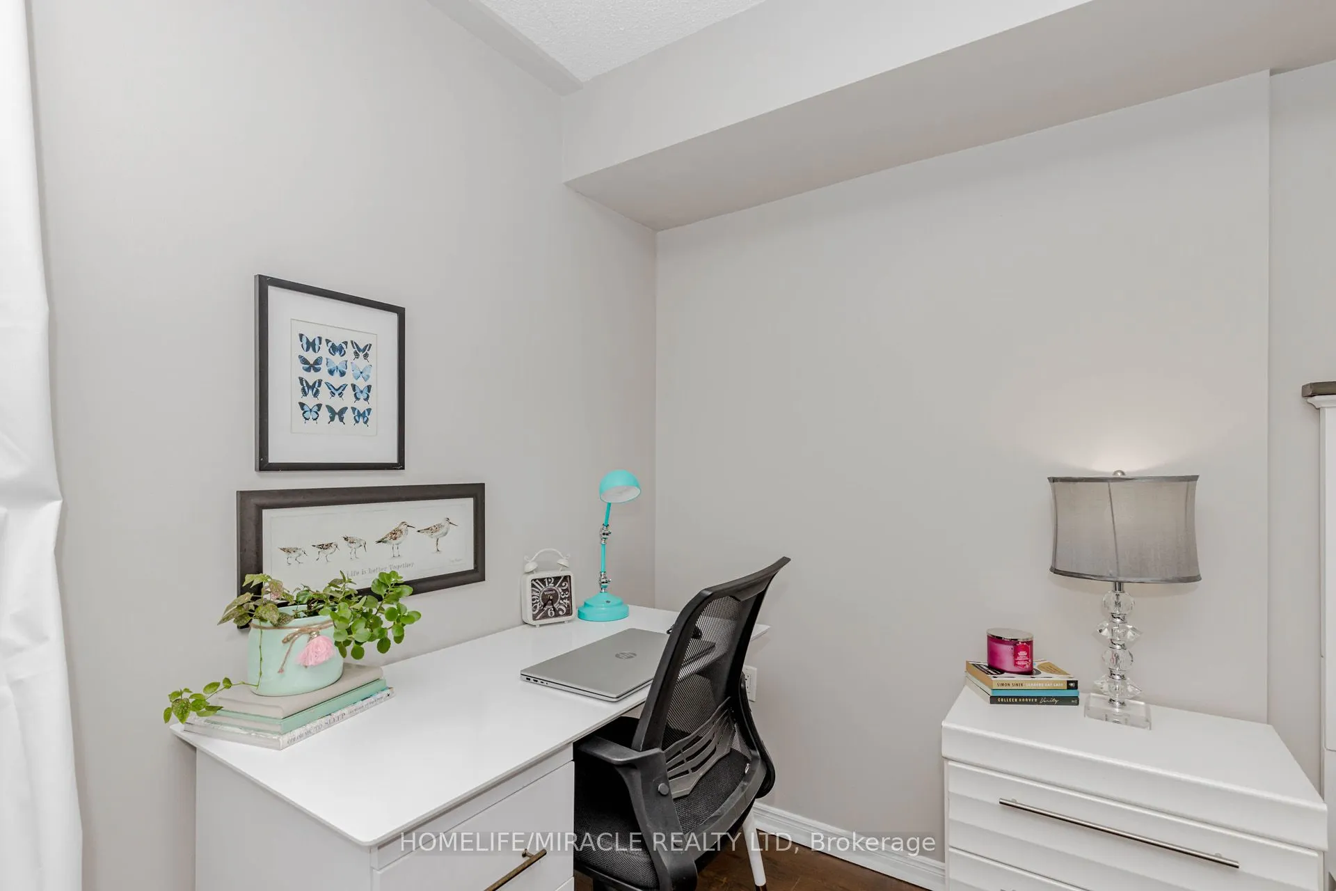 25 Fairview Road W, #208
