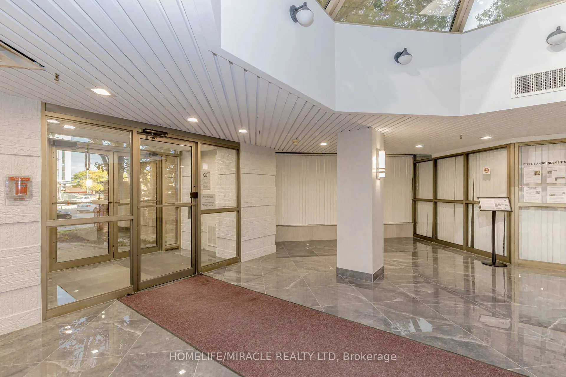 25 Fairview Road W, #208