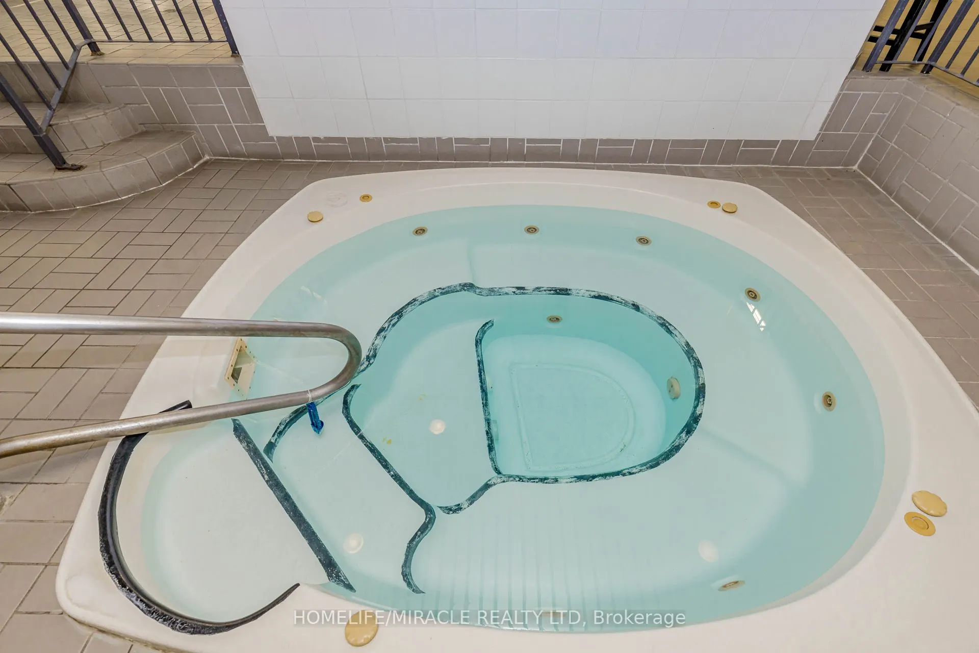 25 Fairview Road W, #208