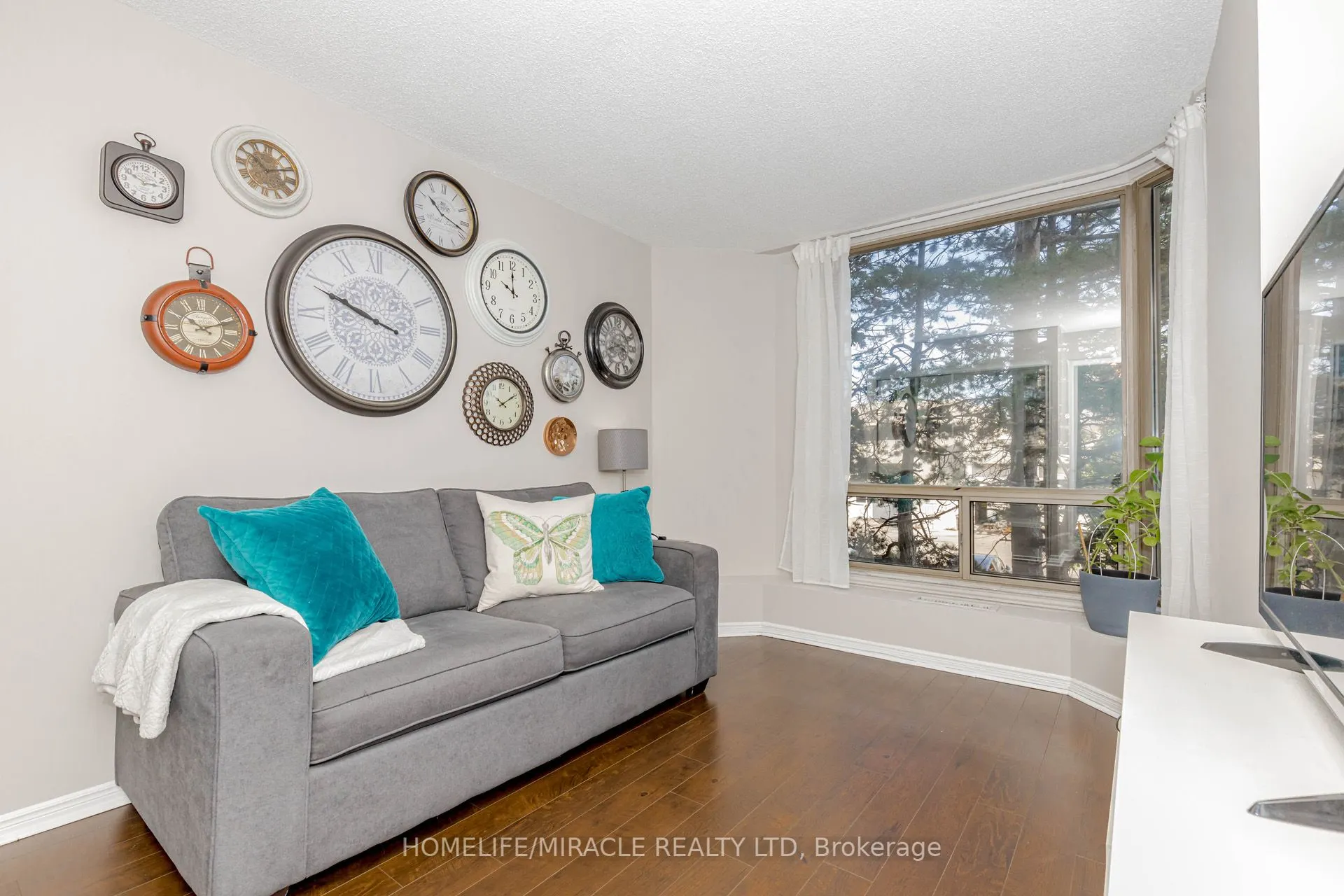 25 Fairview Road W, #208