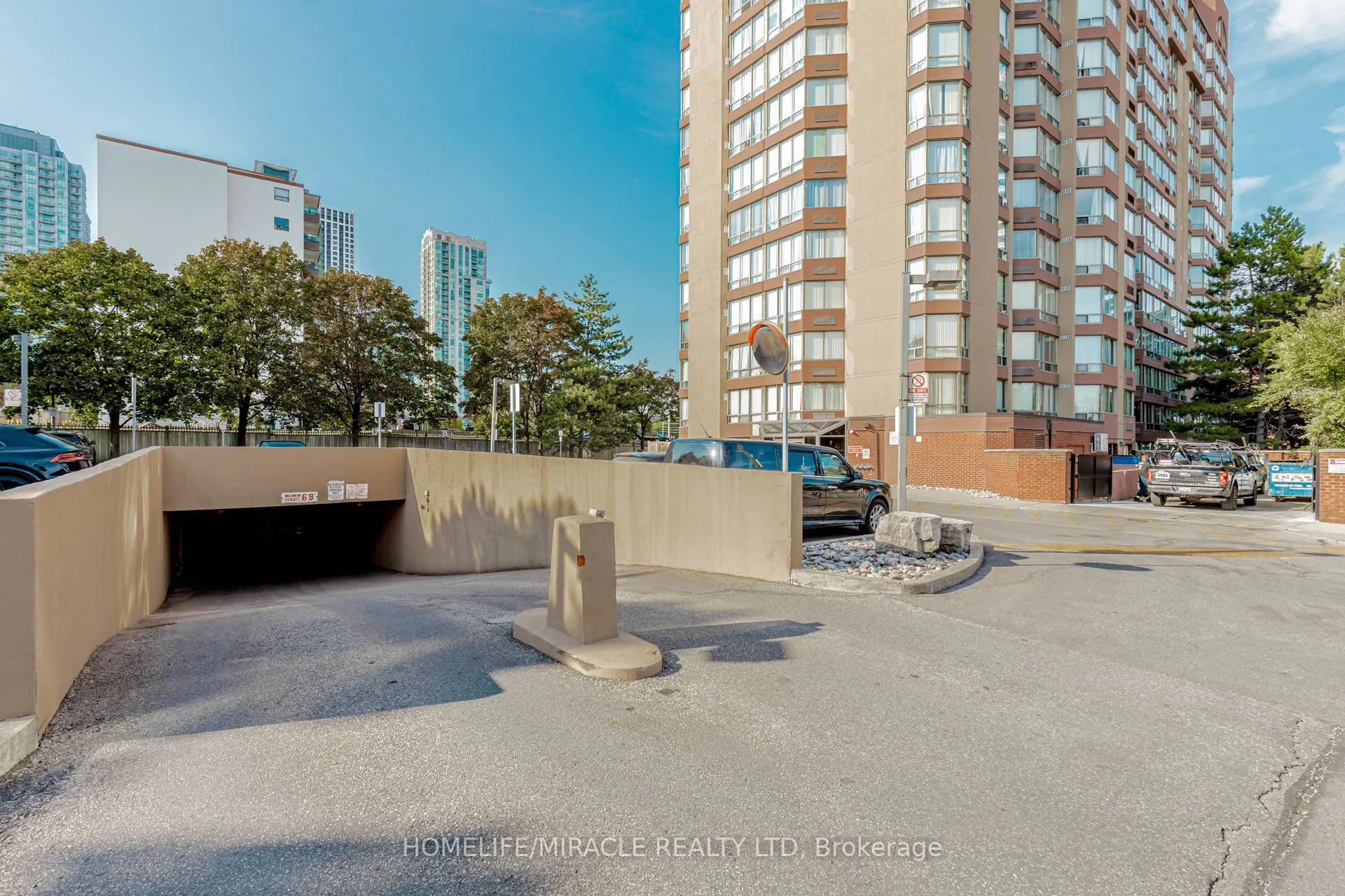 25 Fairview Road W, #208