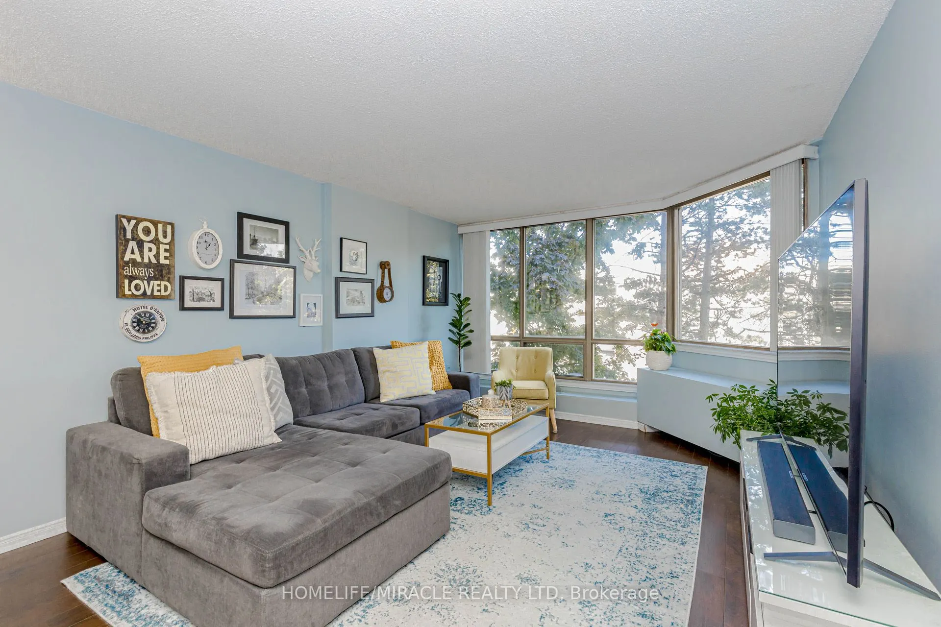 25 Fairview Road W, #208
