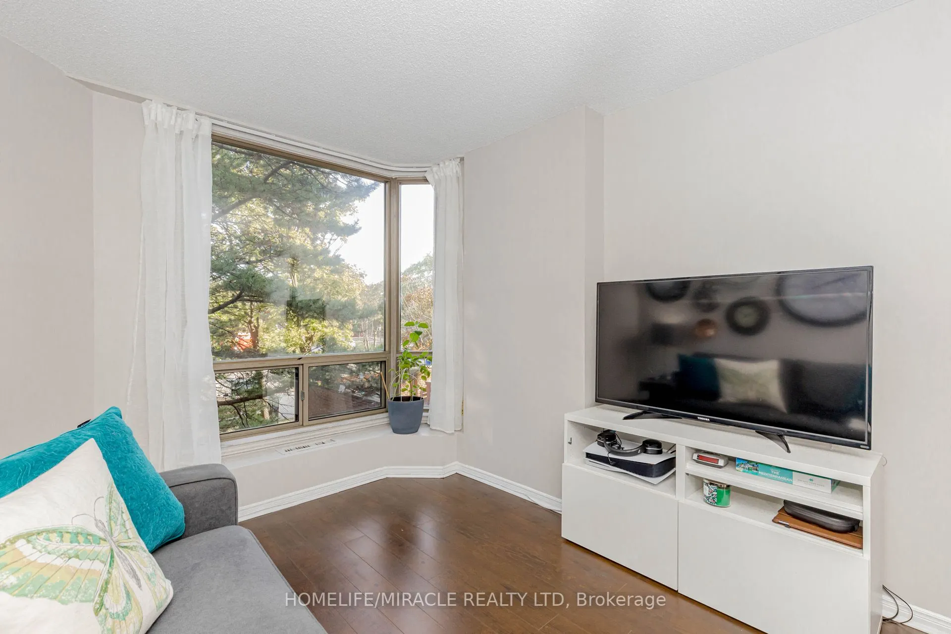 25 Fairview Road W, #208