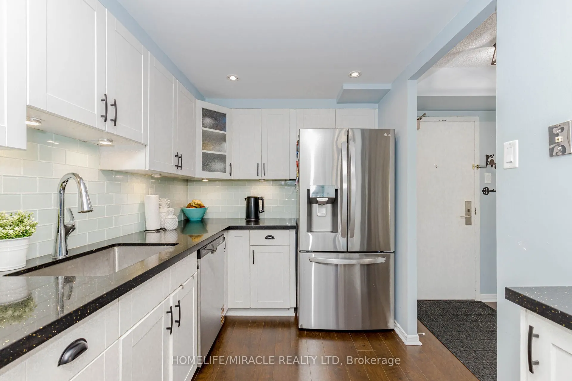 25 Fairview Road W, #208