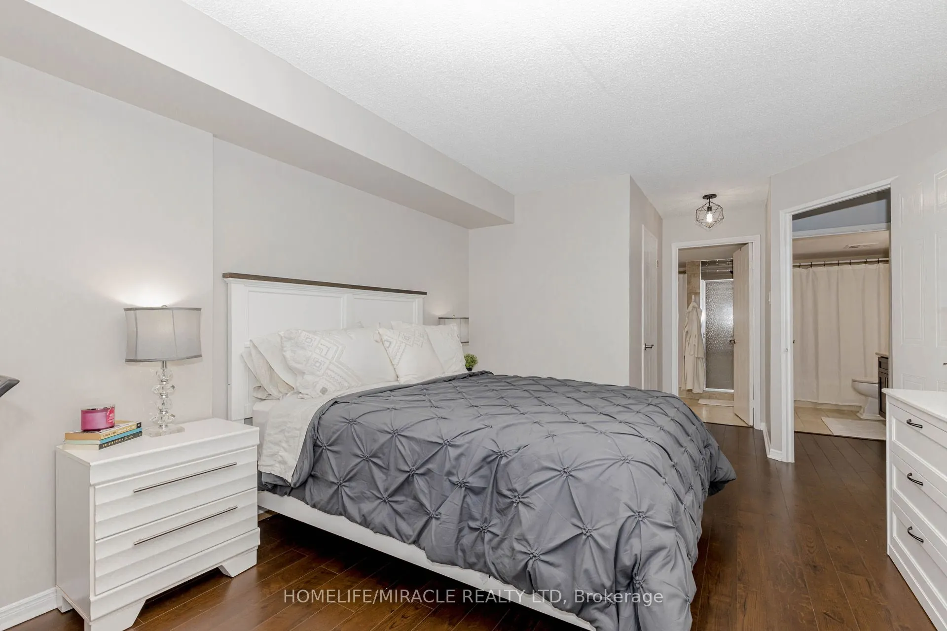 25 Fairview Road W, #208
