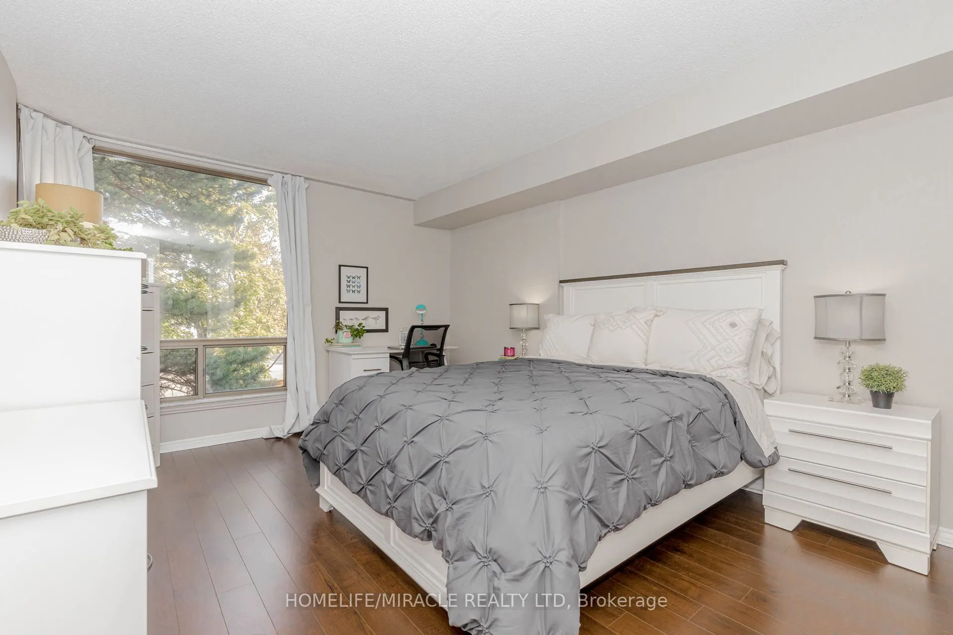 25 Fairview Road W, #208