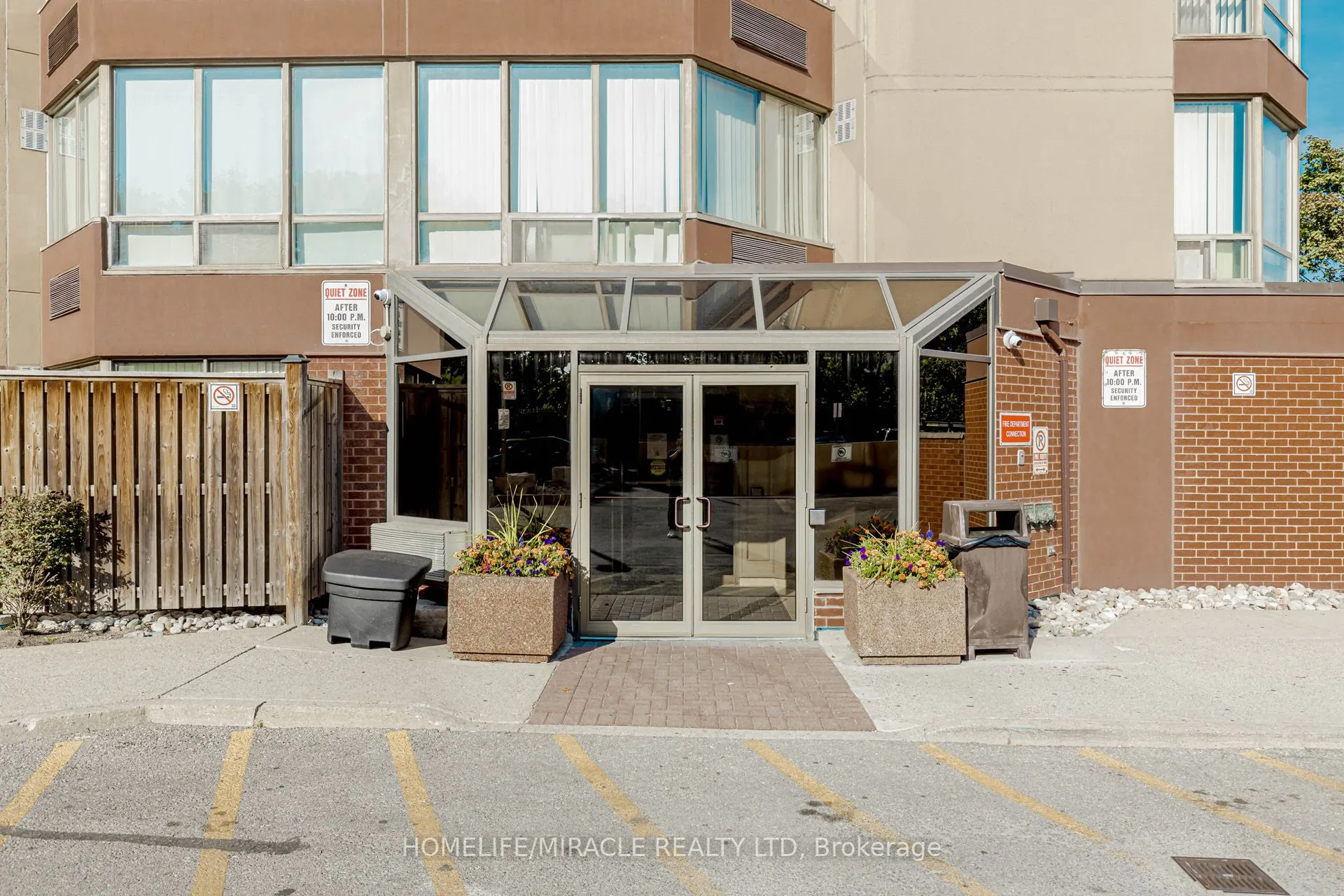 25 Fairview Road W, #208