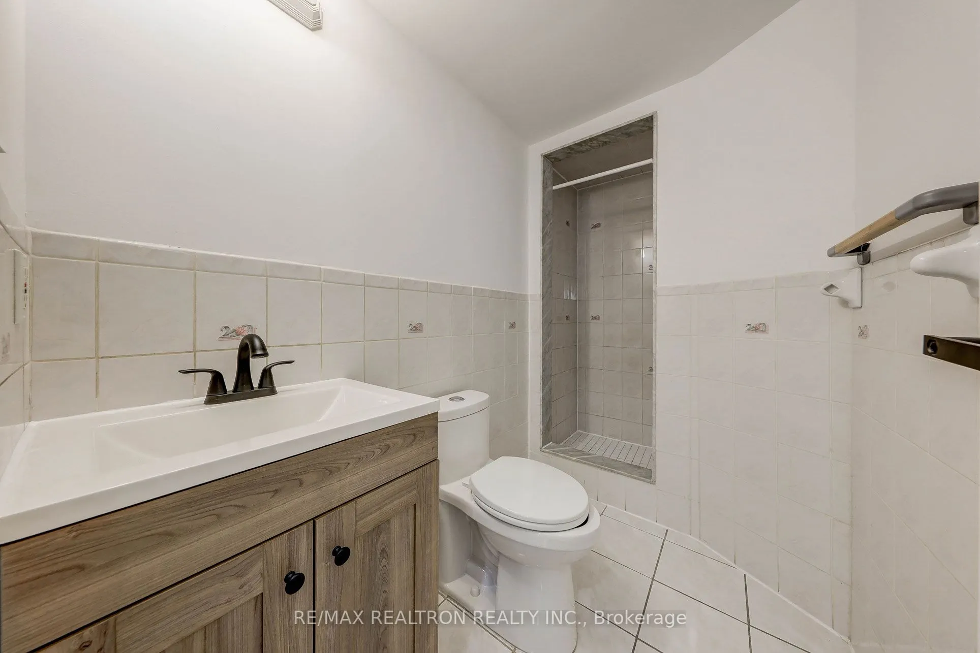 138 John Lindsay Court, #Lower