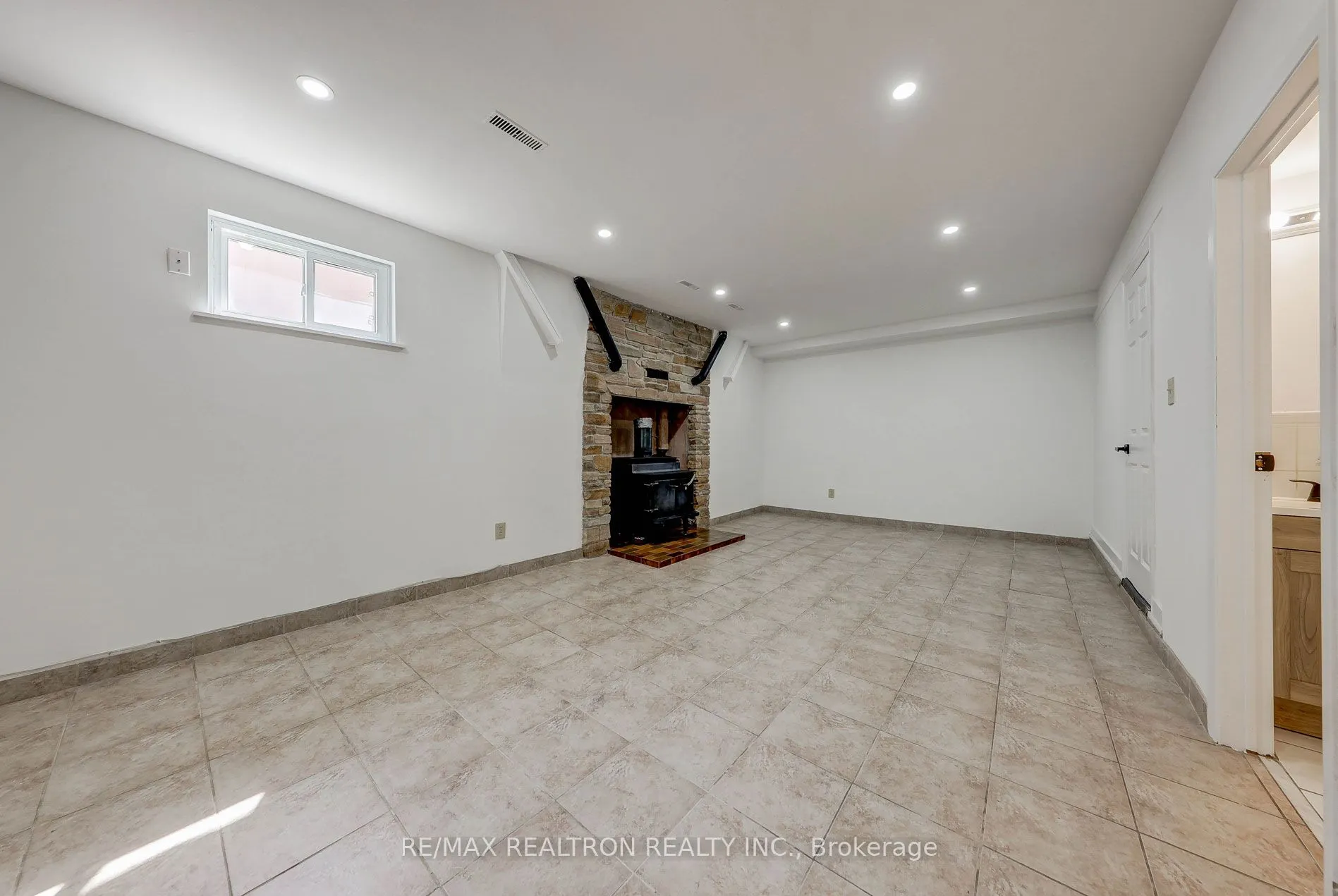 138 John Lindsay Court, #Lower